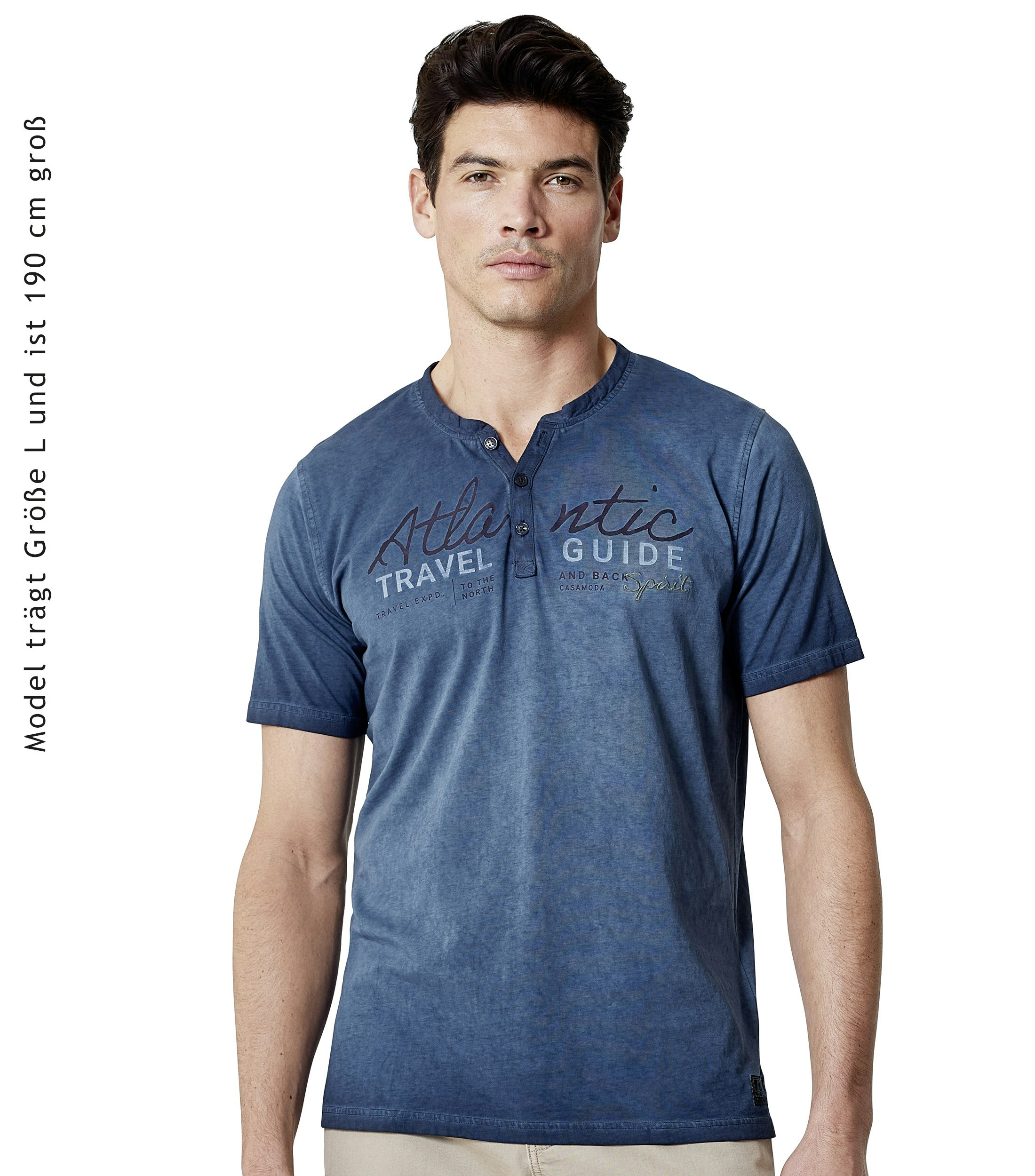 Ein T-Shirt im uni Muster in der Farbe Mittelblau