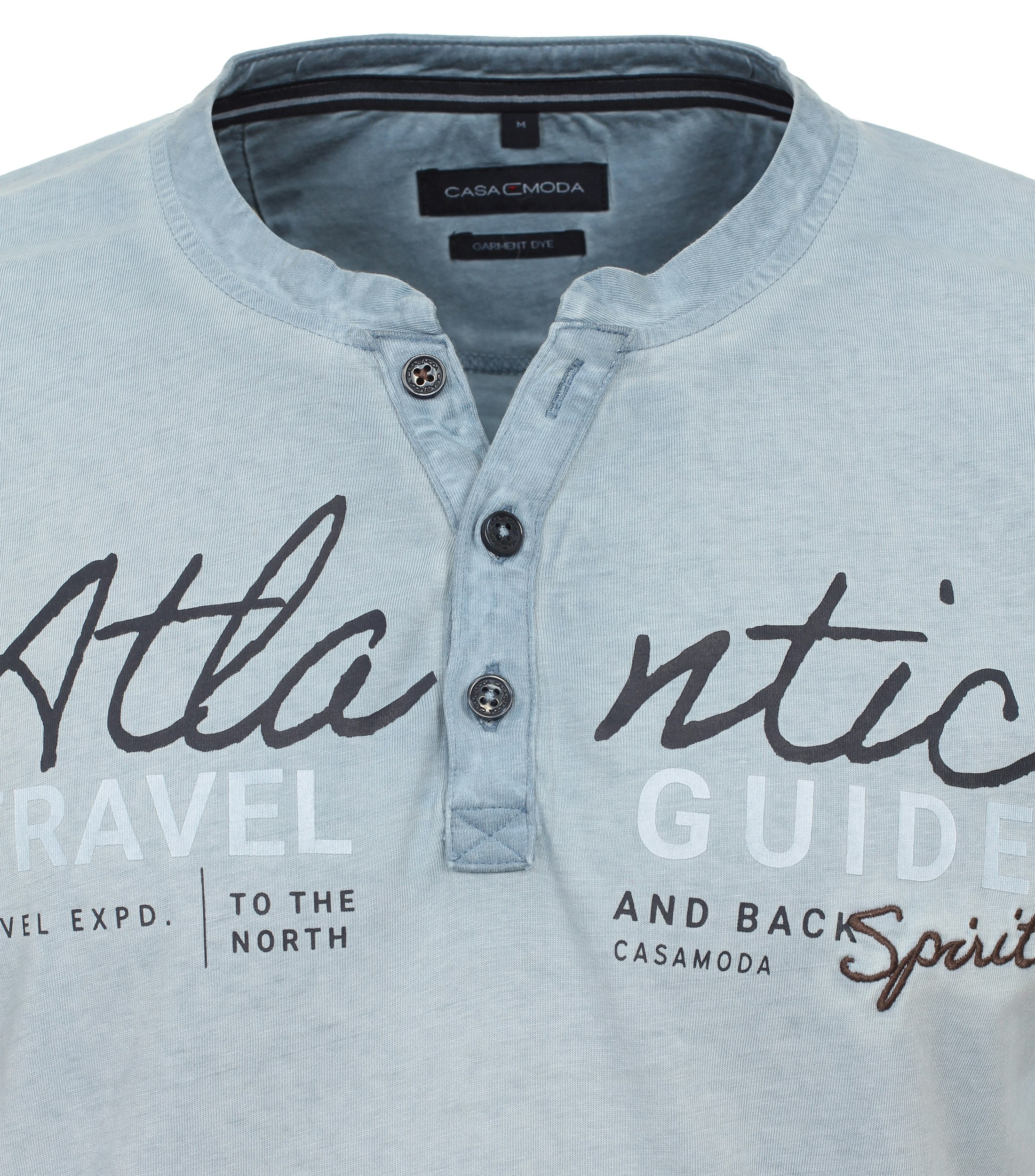 Ein T-Shirt im uni Muster in der Farbe Hellblau