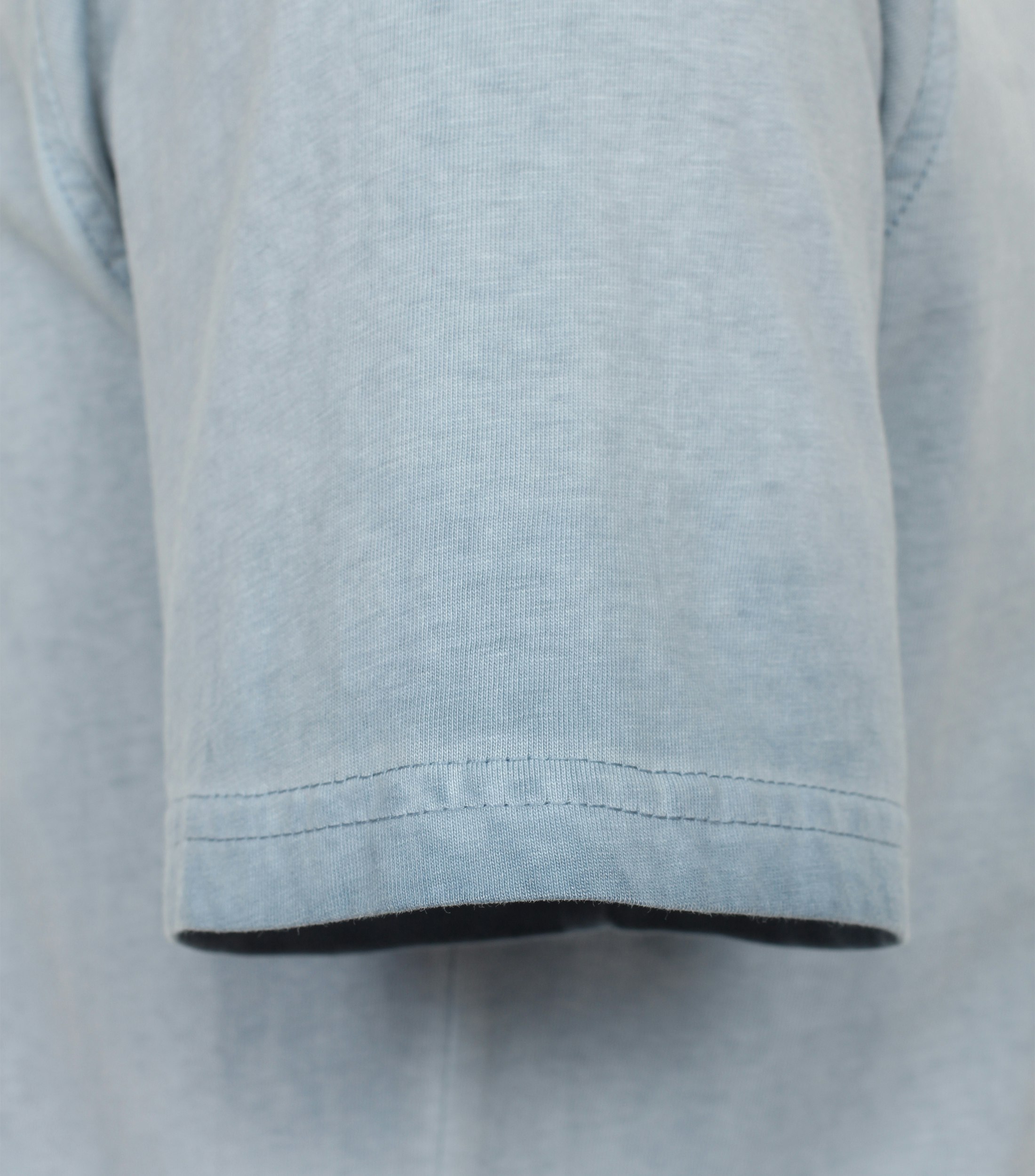 Ein T-Shirt im uni Muster in der Farbe Hellblau