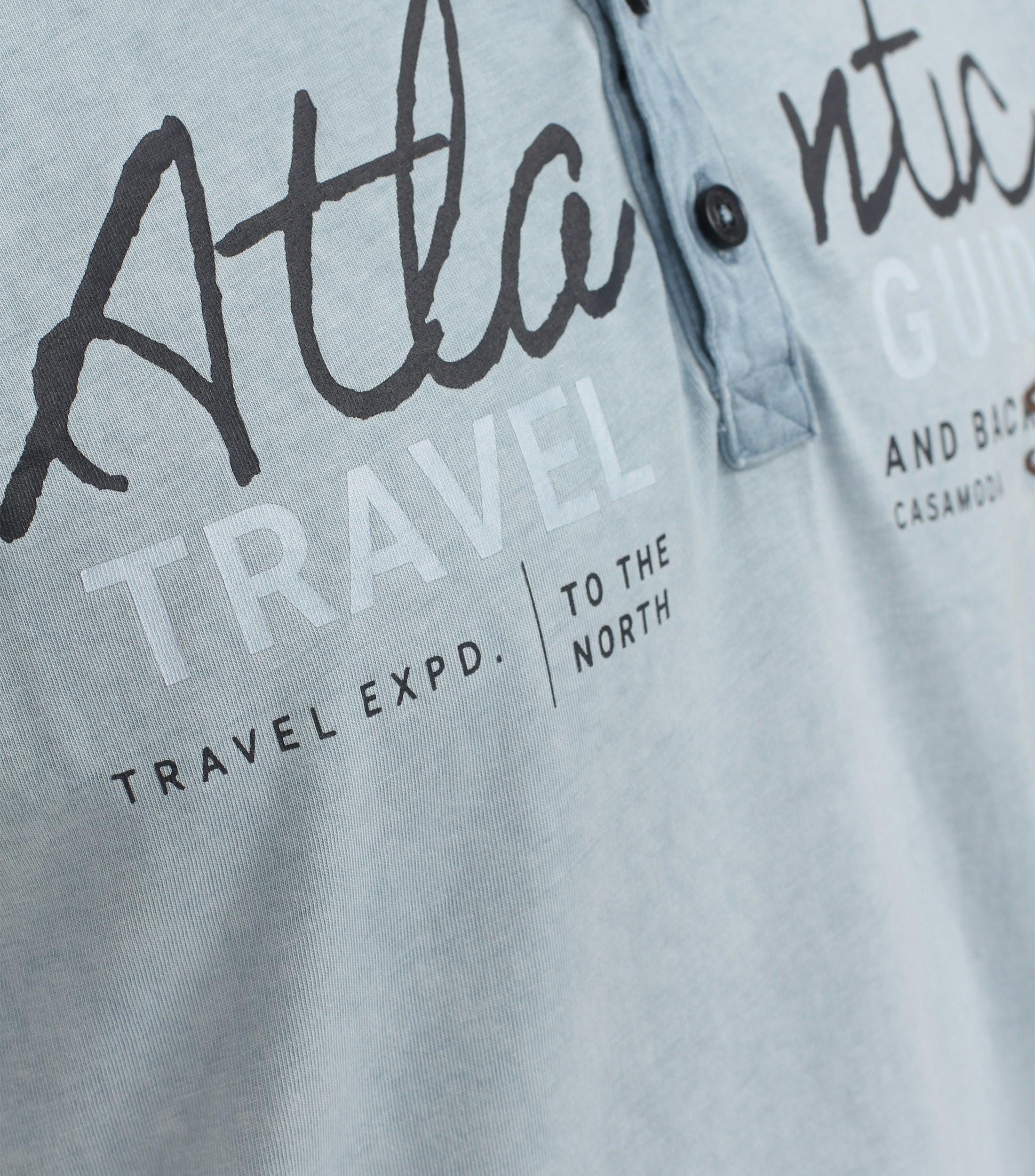 Ein T-Shirt im uni Muster in der Farbe Hellblau