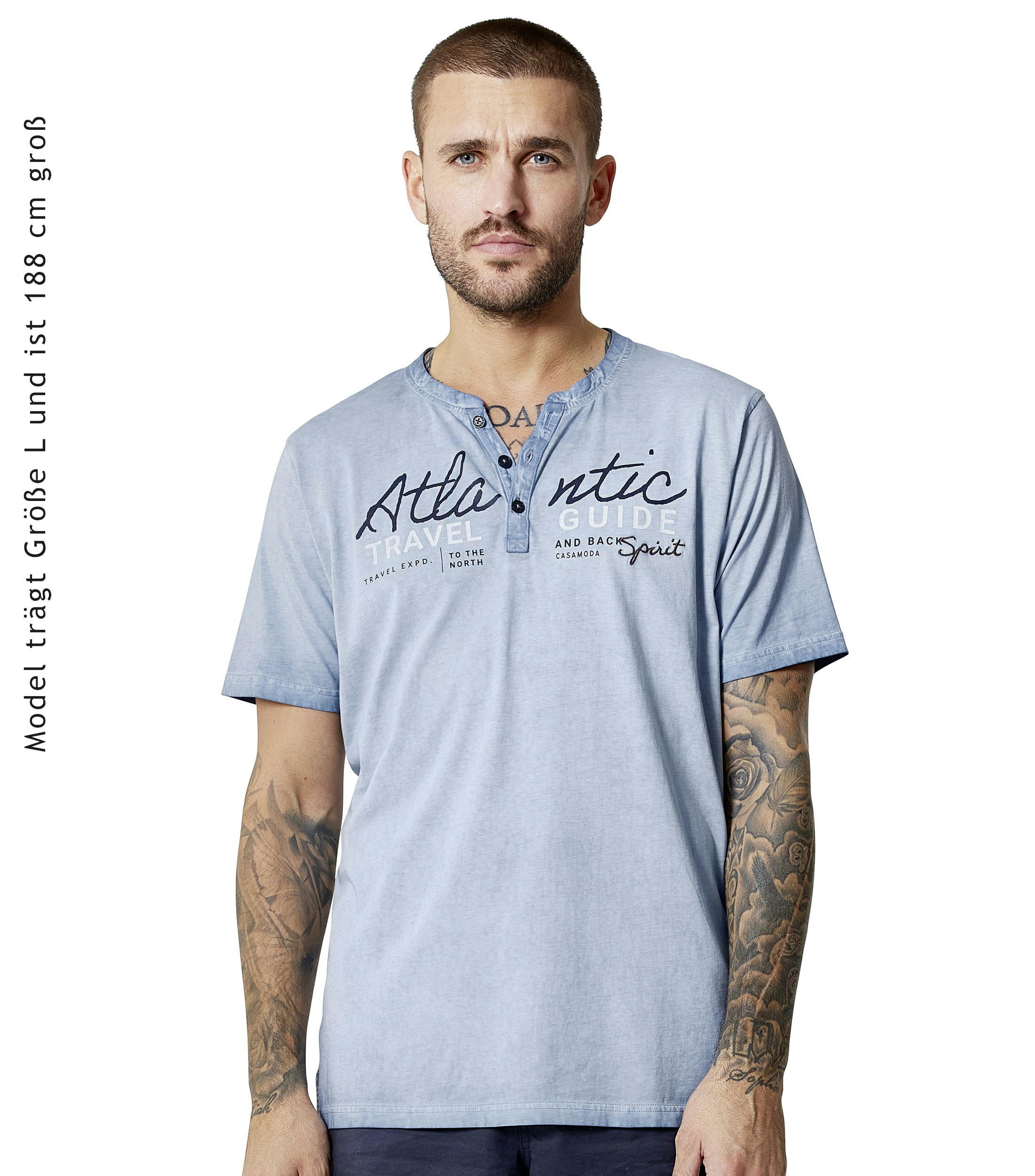 Ein T-Shirt im uni Muster in der Farbe Hellblau