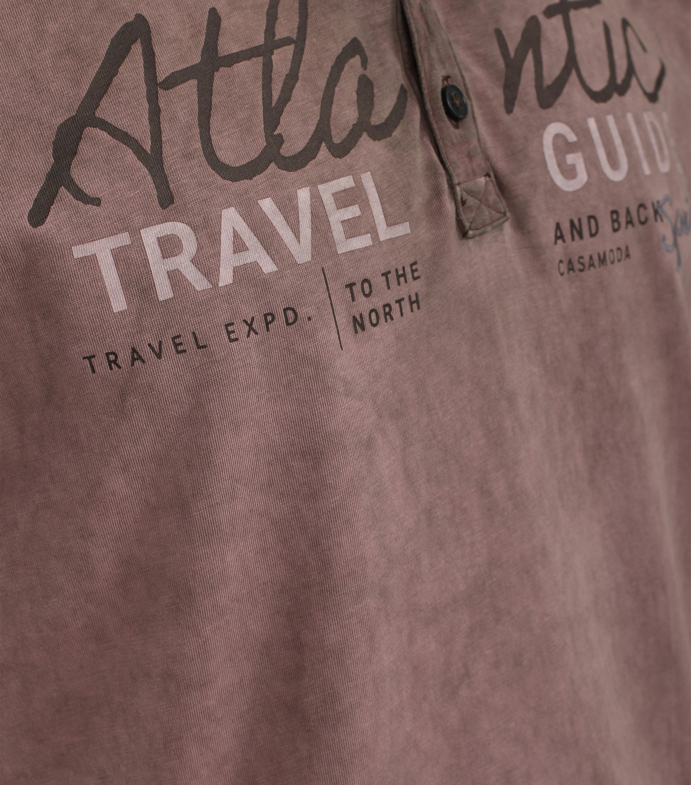 Ein T-Shirt im uni Muster in der Farbe Hellbraun