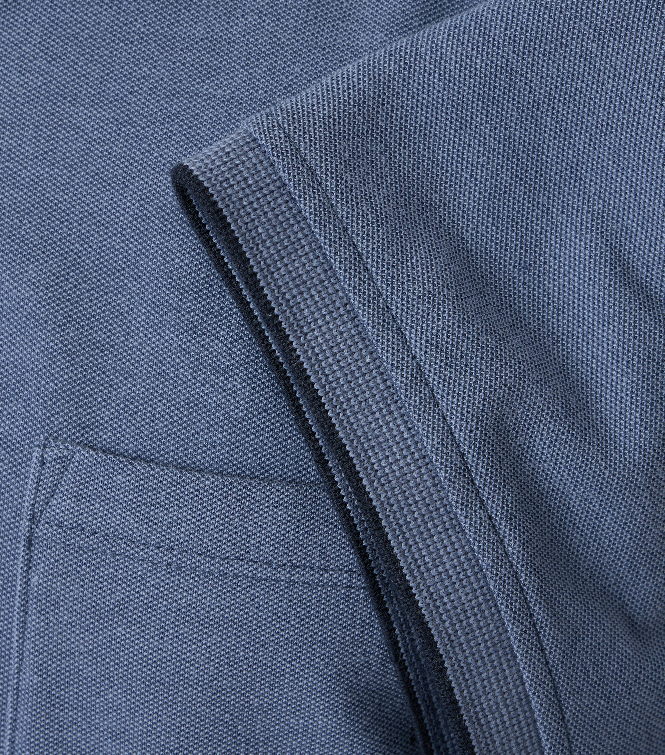 Ein Polo-Shirt im uni Muster in der Farbe Mittelblau
