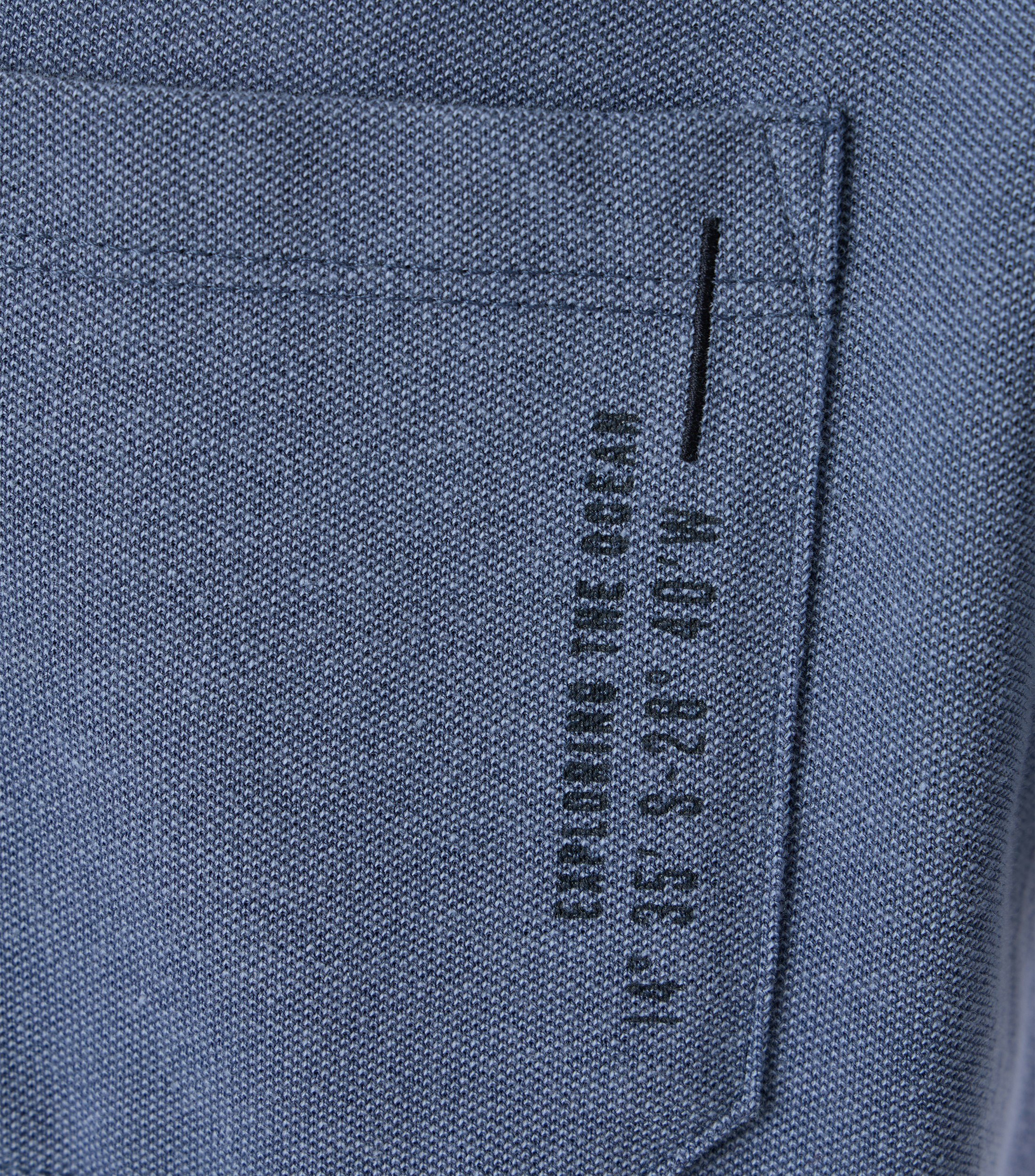 Ein Polo-Shirt im uni Muster in der Farbe Mittelblau