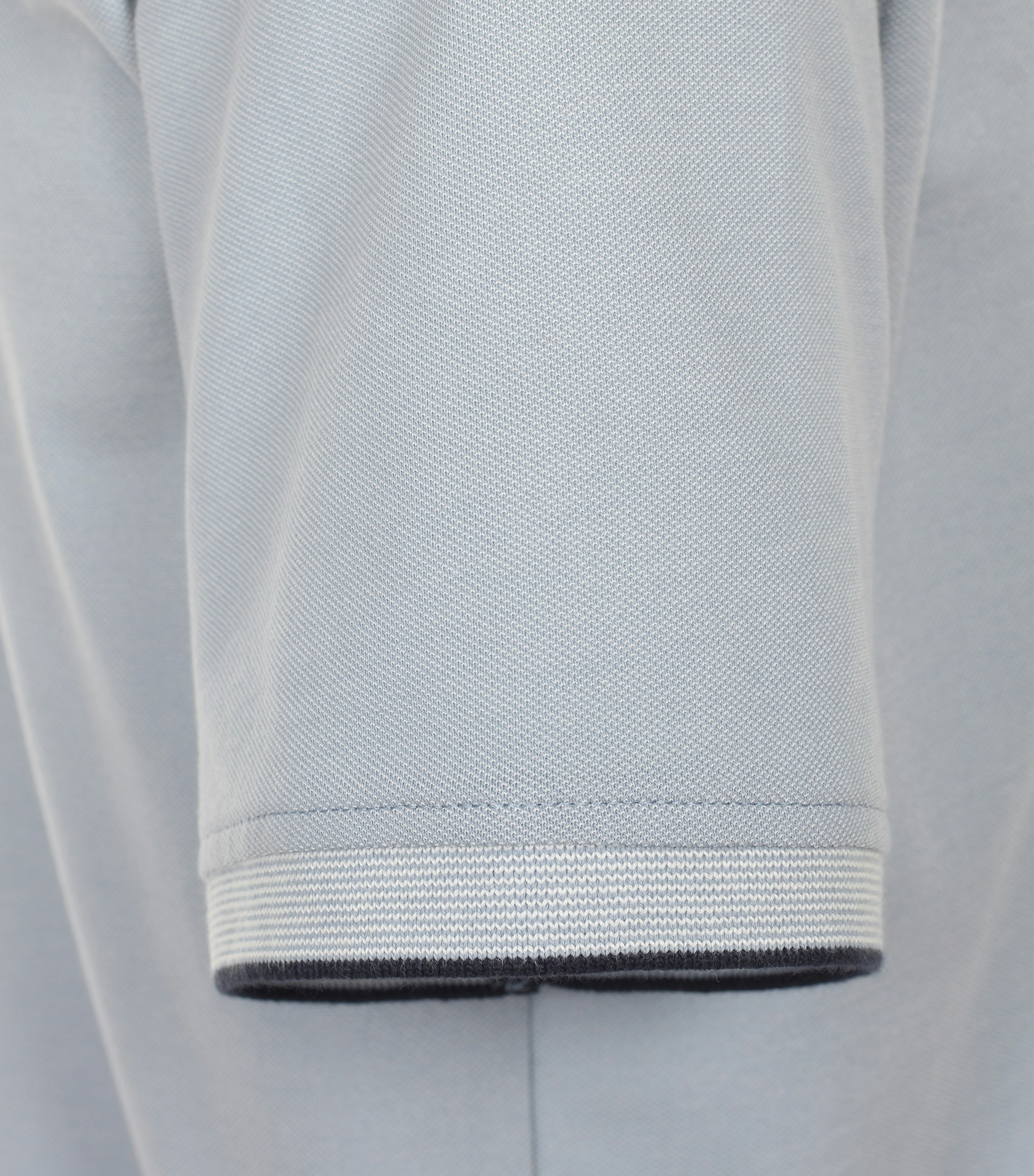 Ein Polo-Shirt im uni Muster in der Farbe Hellblau