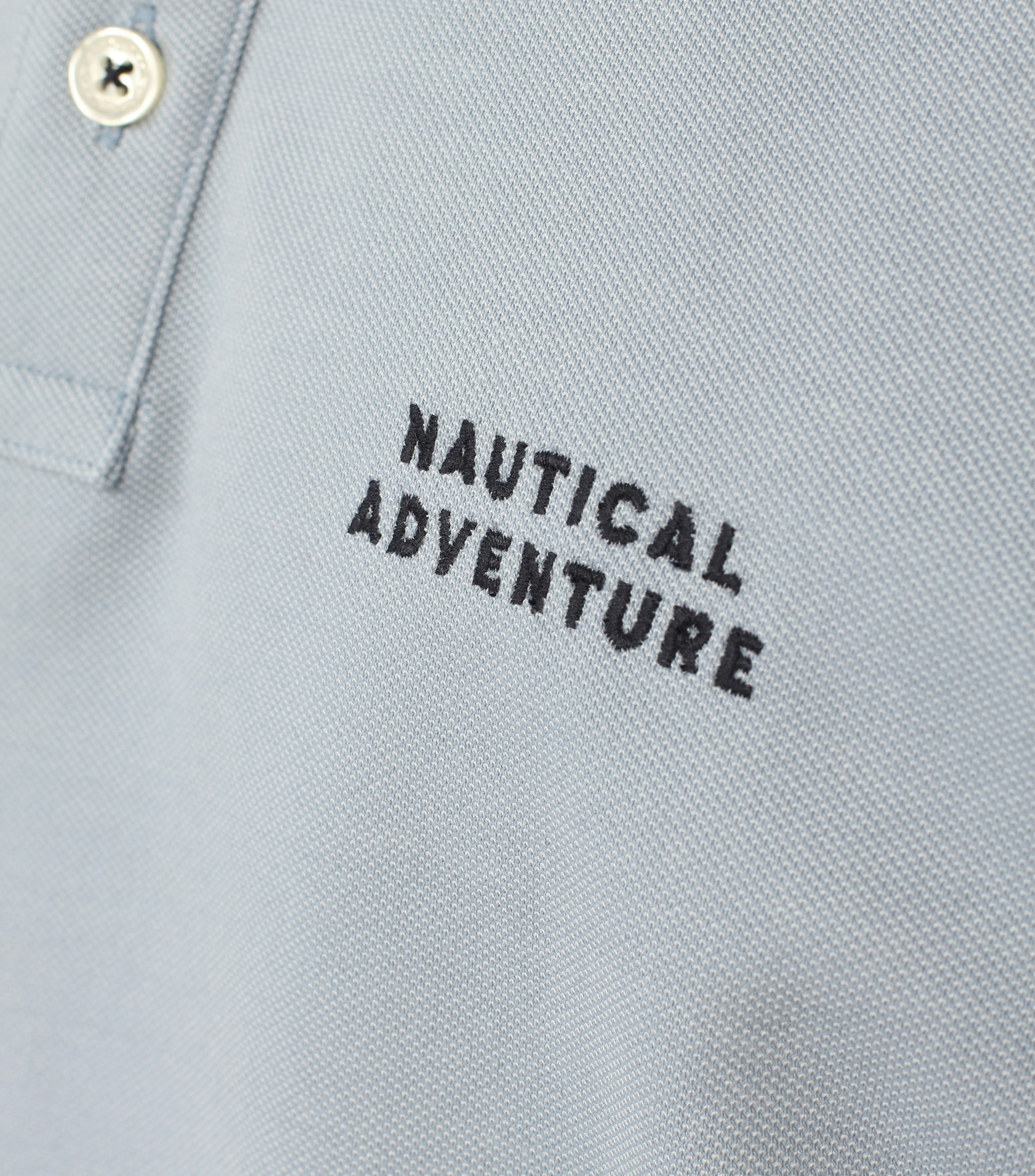 Ein Polo-Shirt im uni Muster in der Farbe Hellblau