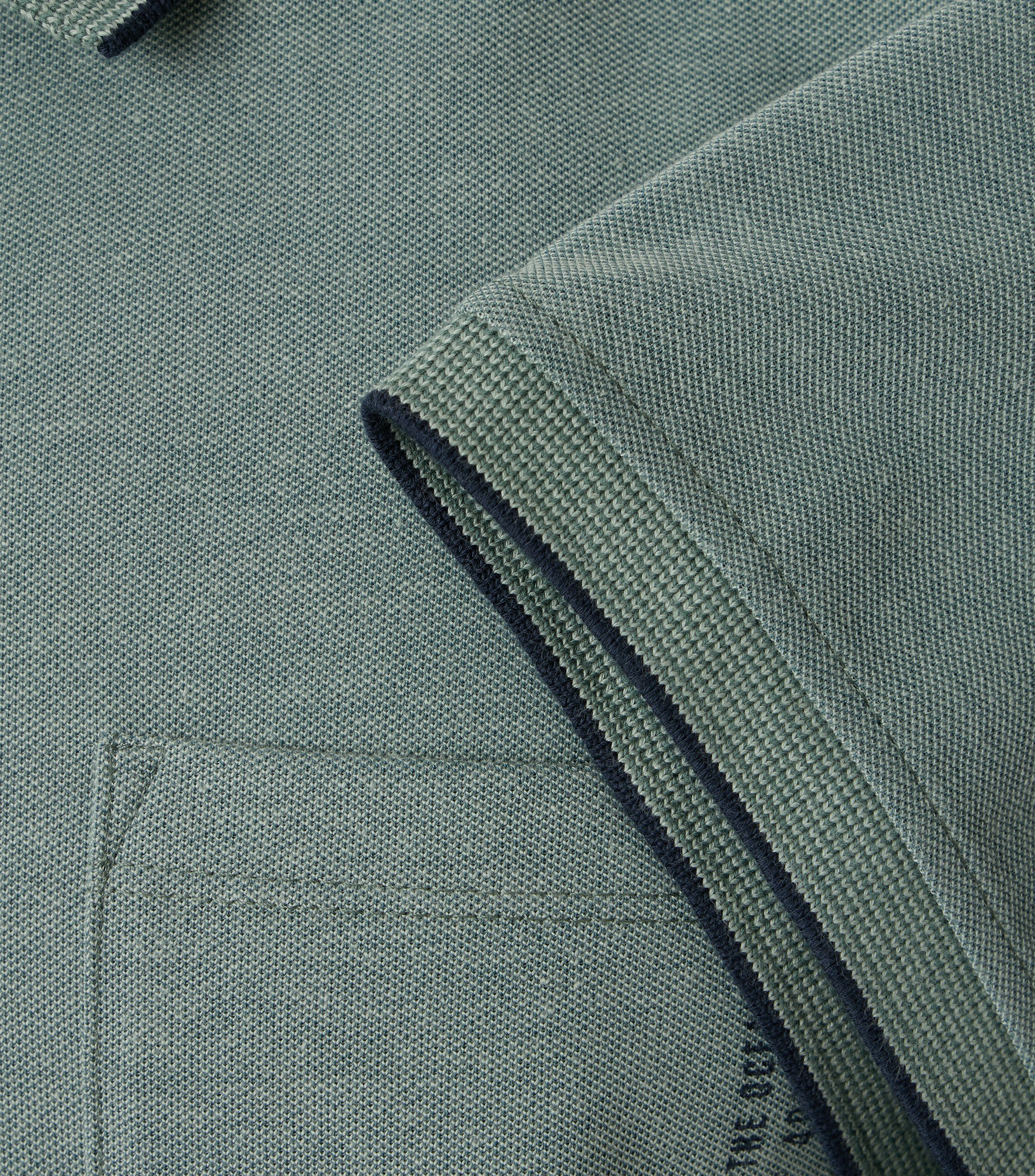 Ein Polo-Shirt im uni Muster in der Farbe Grün