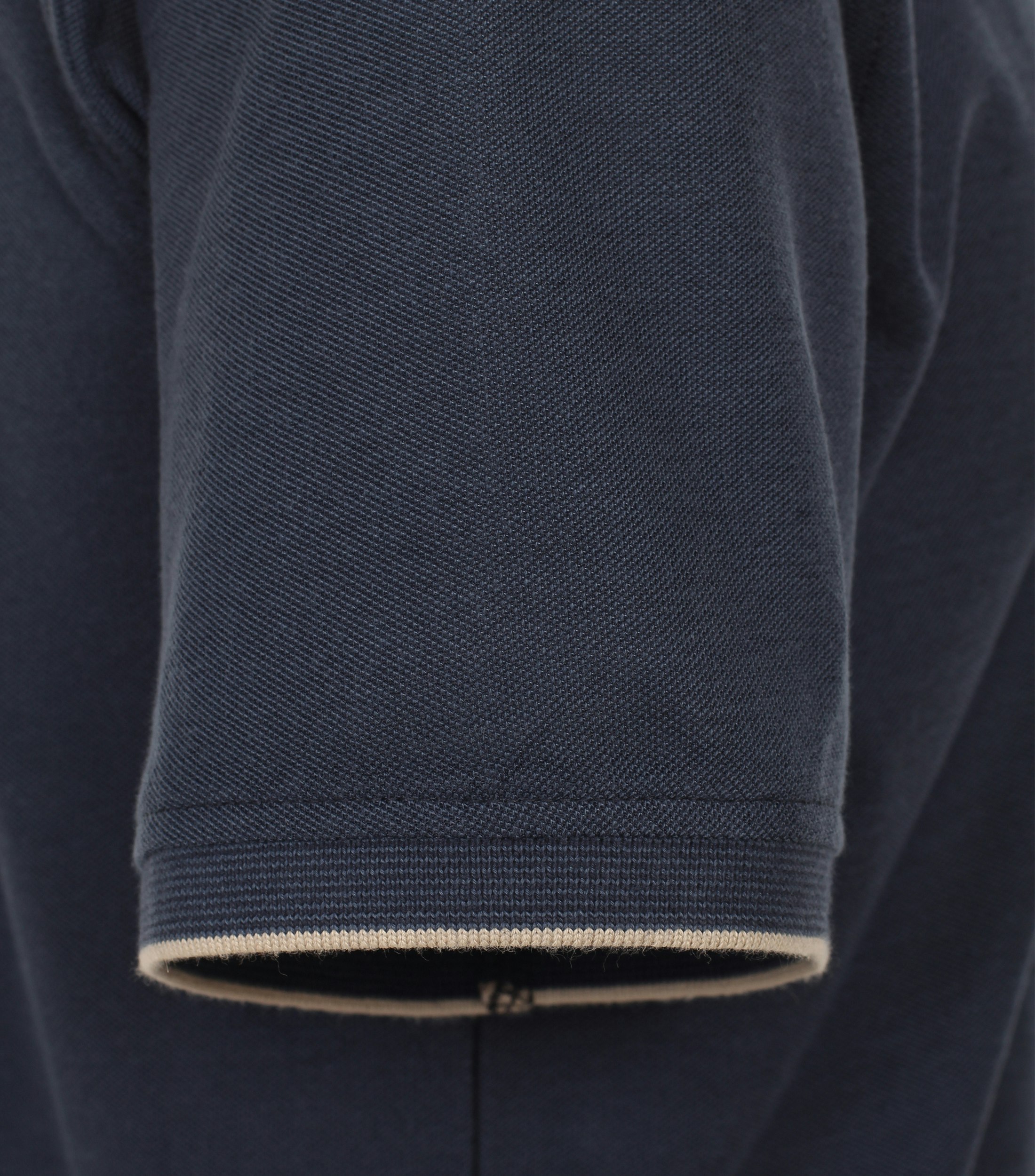 Ein Polo-Shirt im uni Muster in der Farbe Dunkelblau