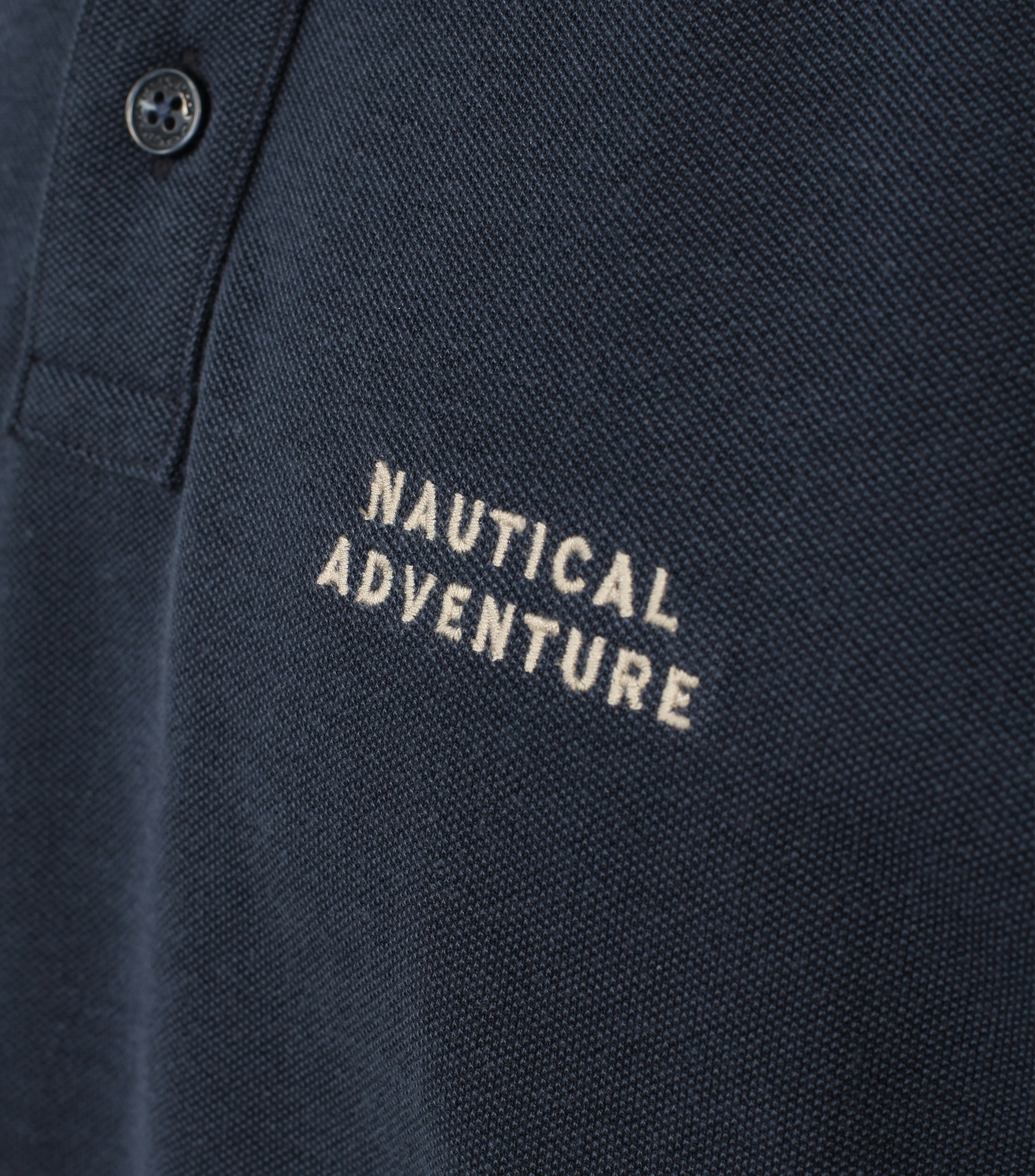 Ein Polo-Shirt im uni Muster in der Farbe Dunkelblau