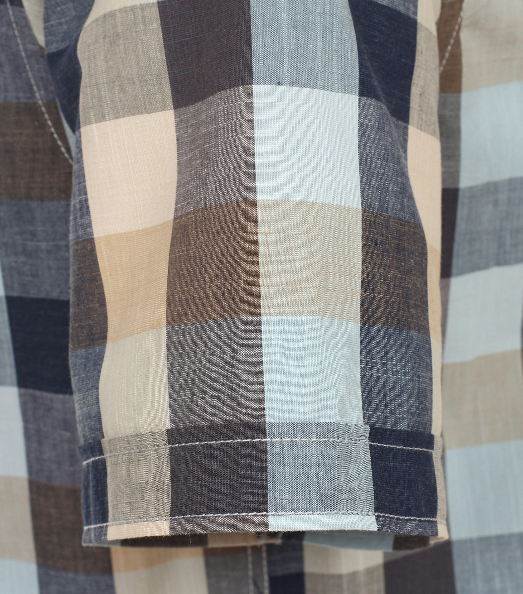 Ein Freizeithemd im kariert Muster in der Farbe graues Dunkelblau