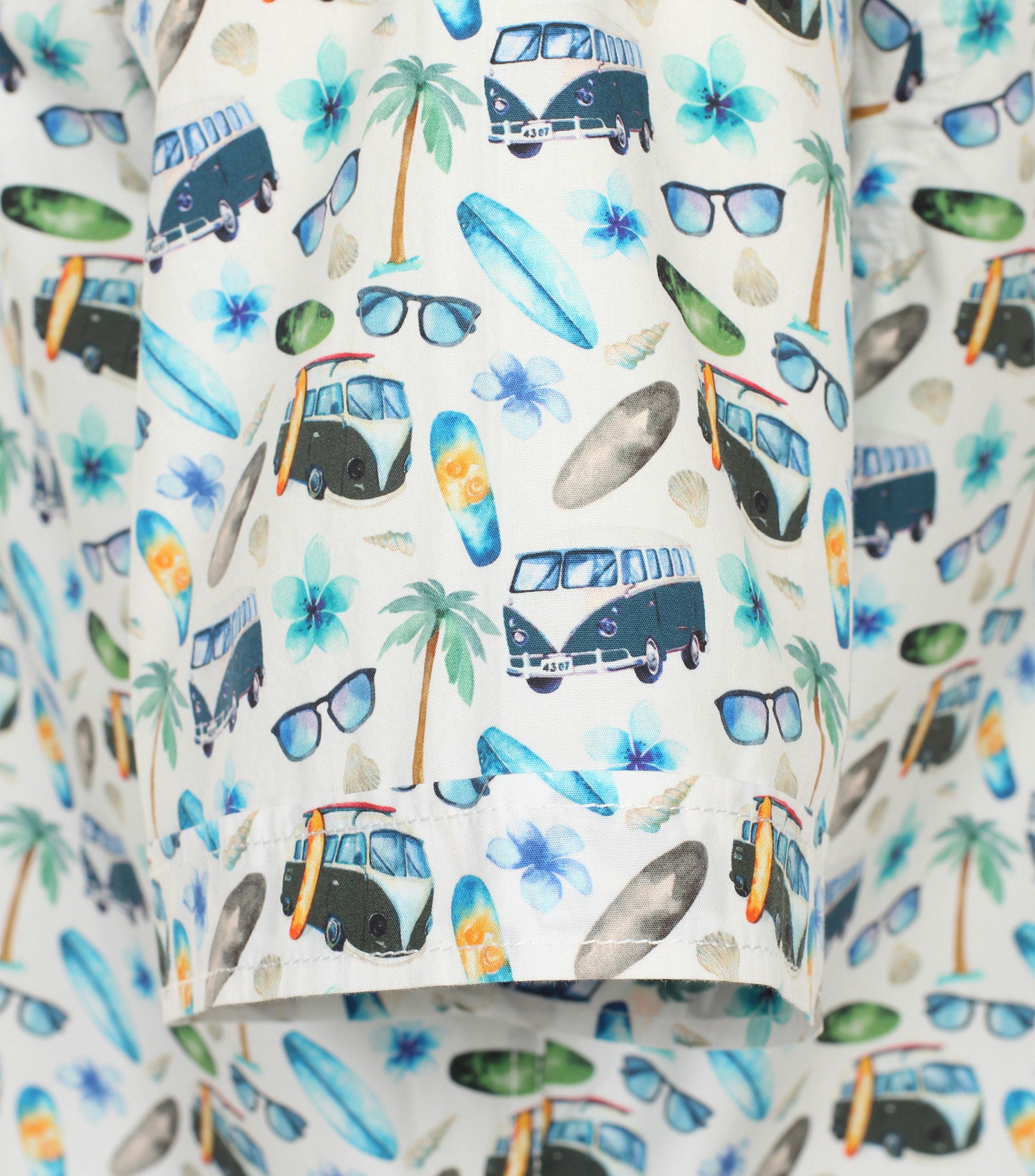 Ein Freizeithemd im Print Muster in der Farbe Grün