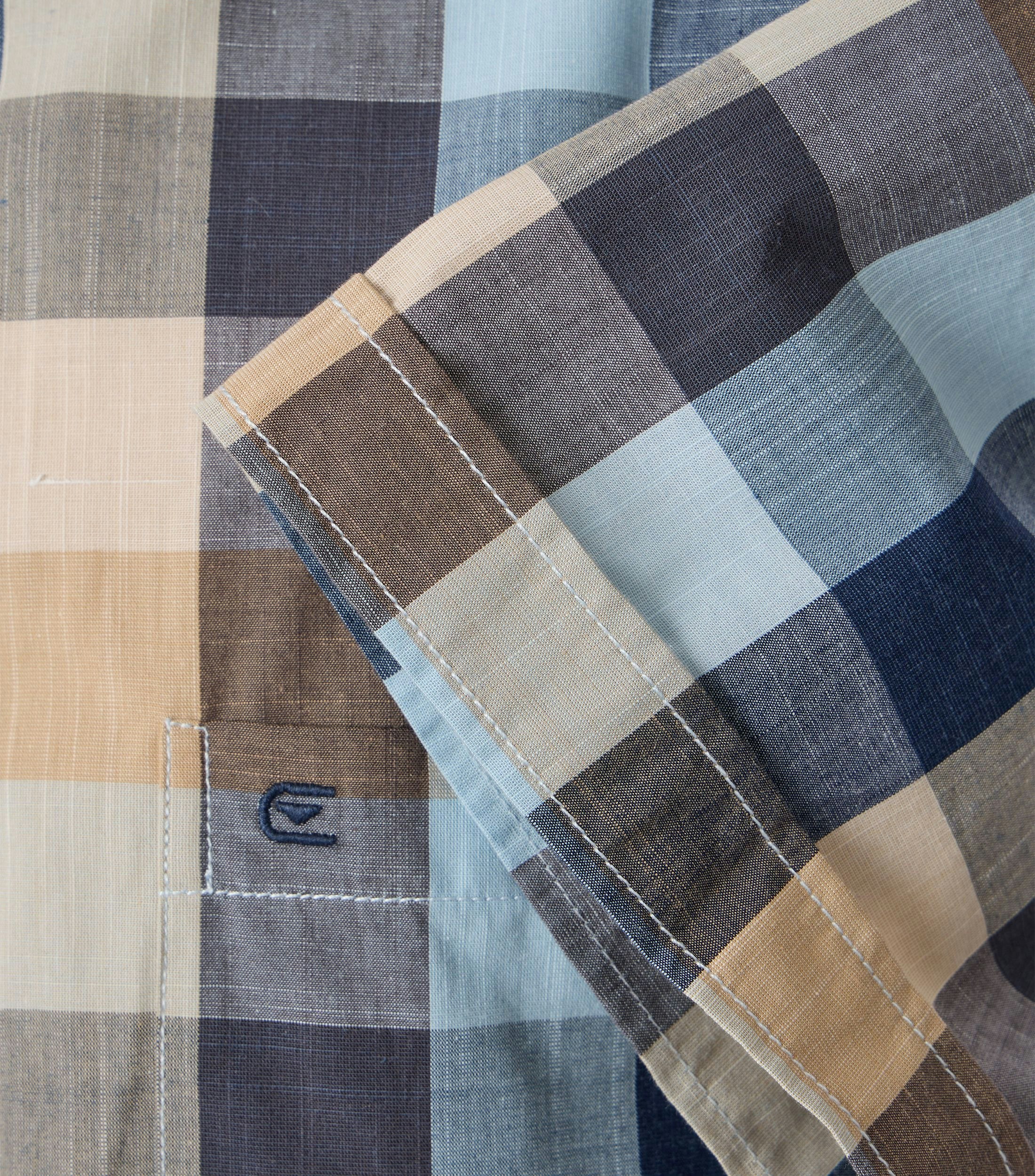 Ein Freizeithemd im kariert Muster in der Farbe Mittelblau