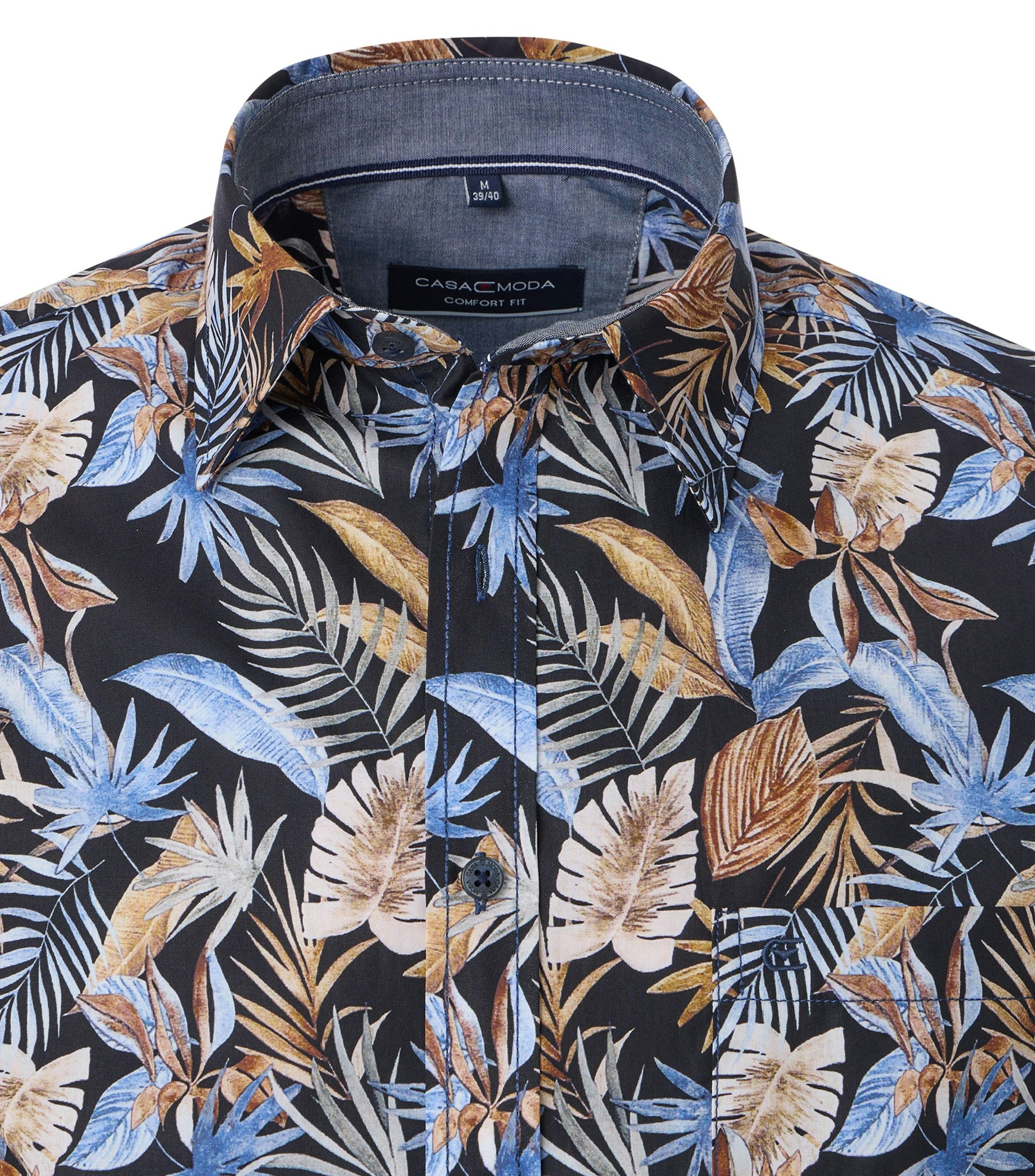 Ein Freizeithemd im Print Muster in der Farbe Dunkelblau