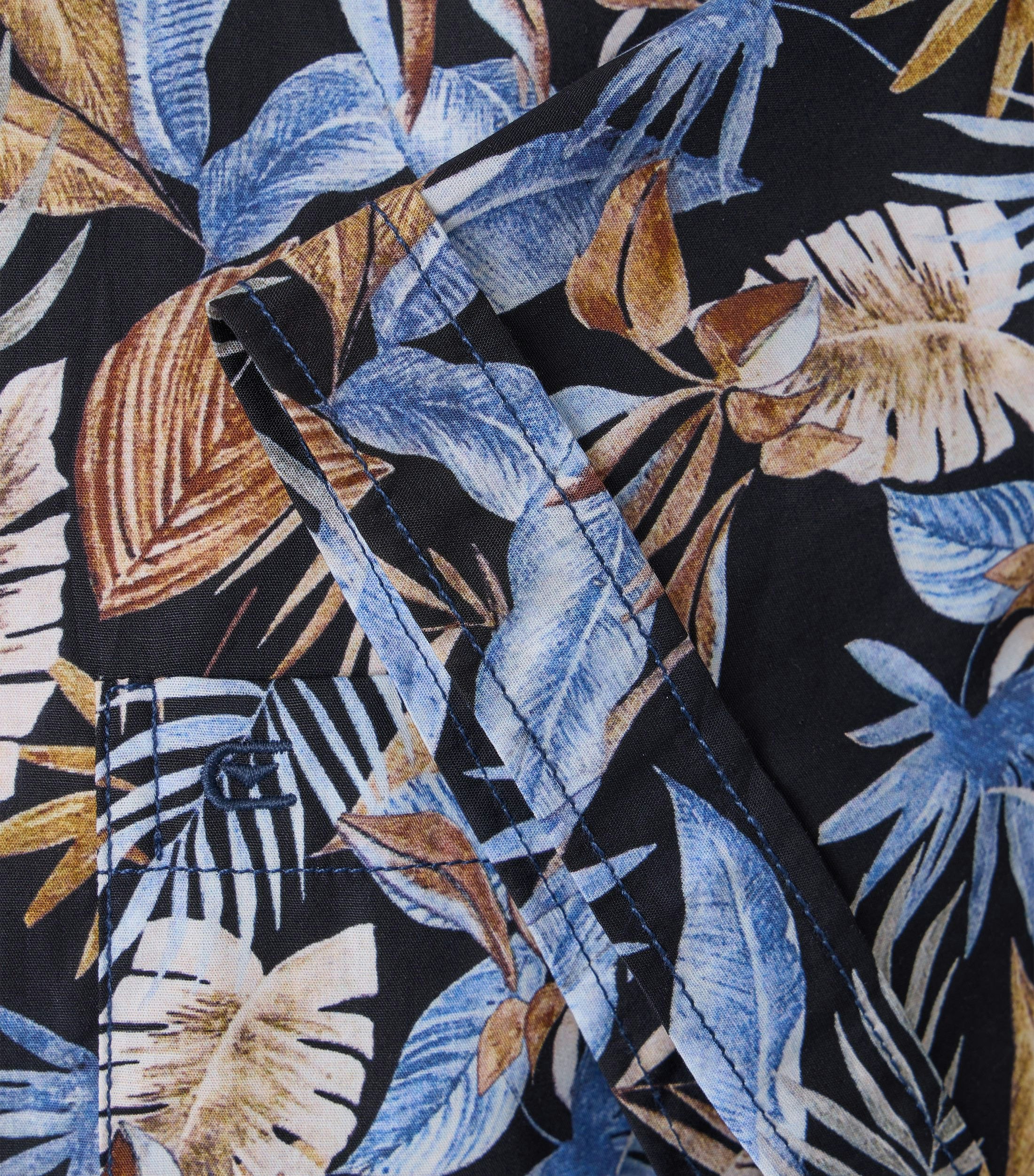 Ein Freizeithemd im Print Muster in der Farbe Dunkelblau