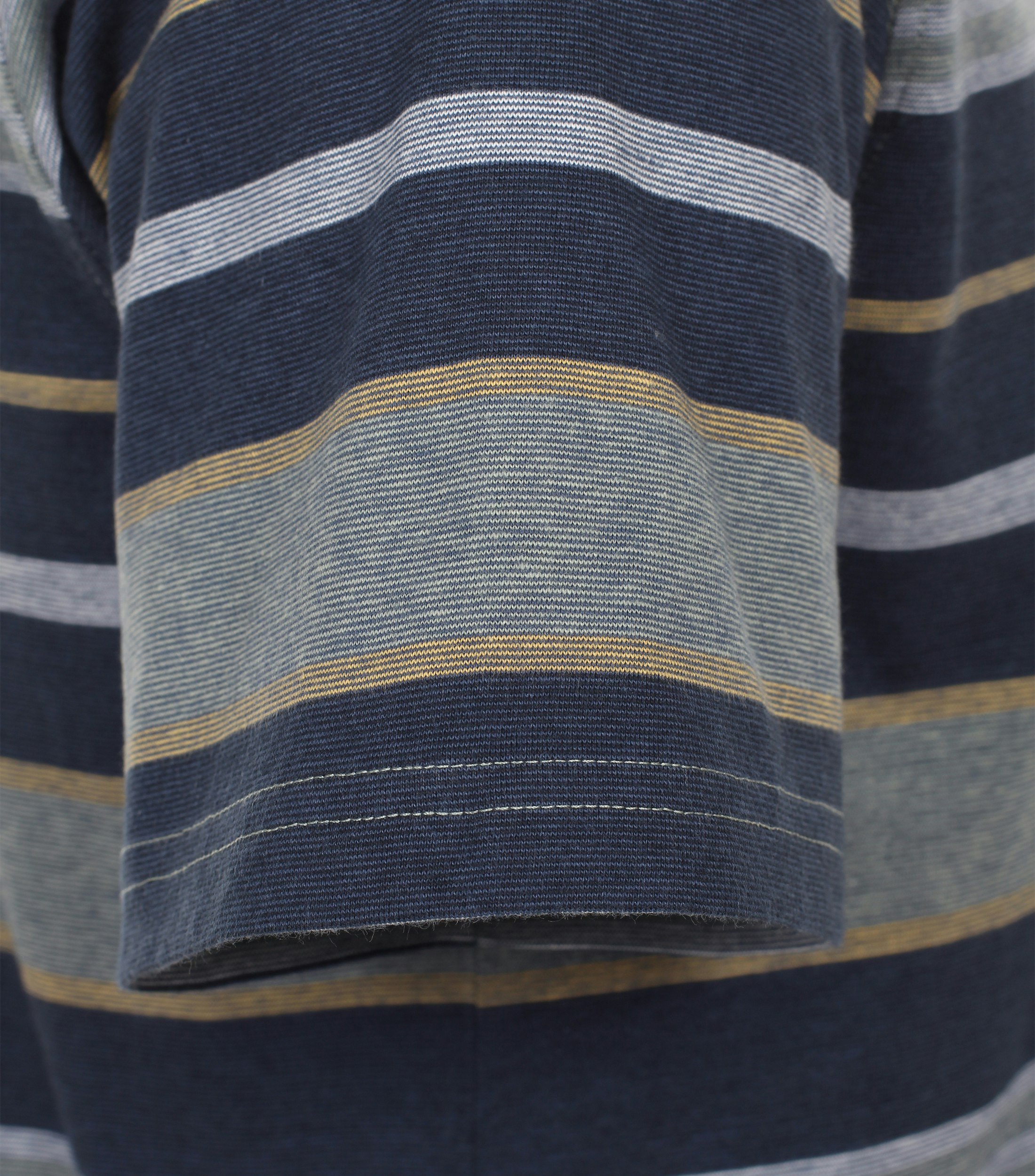 Ein T-Shirt im gestreift Muster in der Farbe Olive