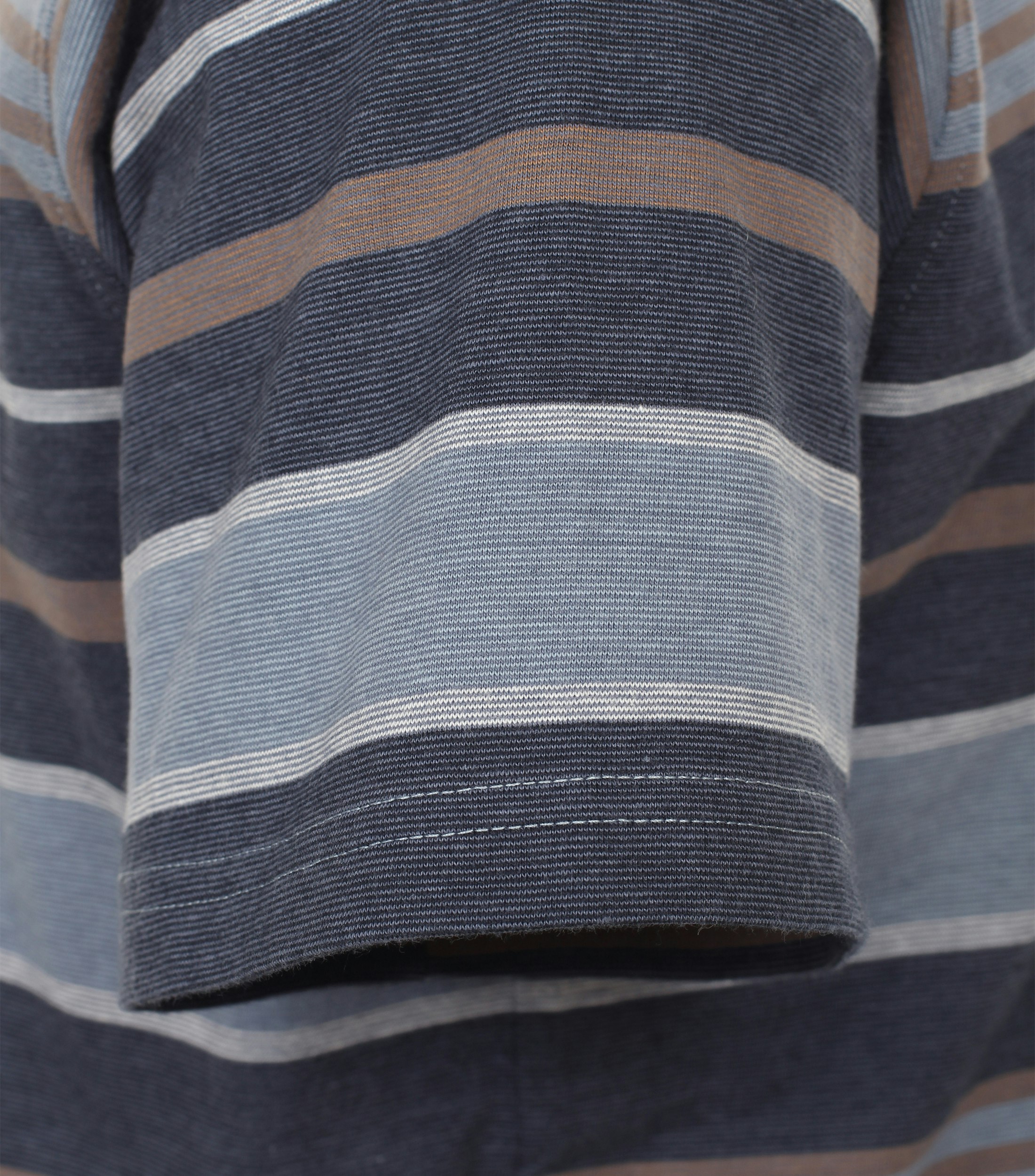 Ein T-Shirt im gestreift Muster in der Farbe graues Dunkelblau