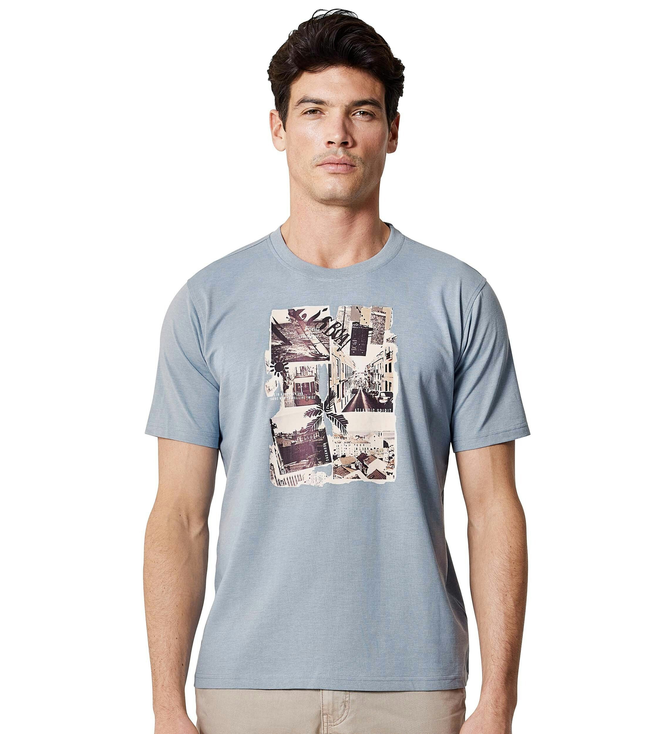 Ein T-Shirt im uni Muster in der Farbe Hellblau