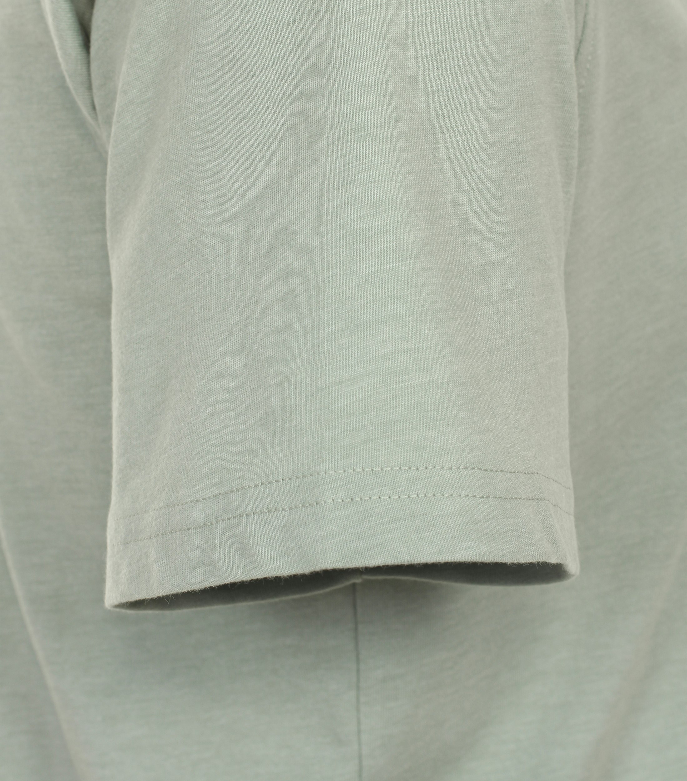 Ein T-Shirt im uni Muster in der Farbe Hellgrün