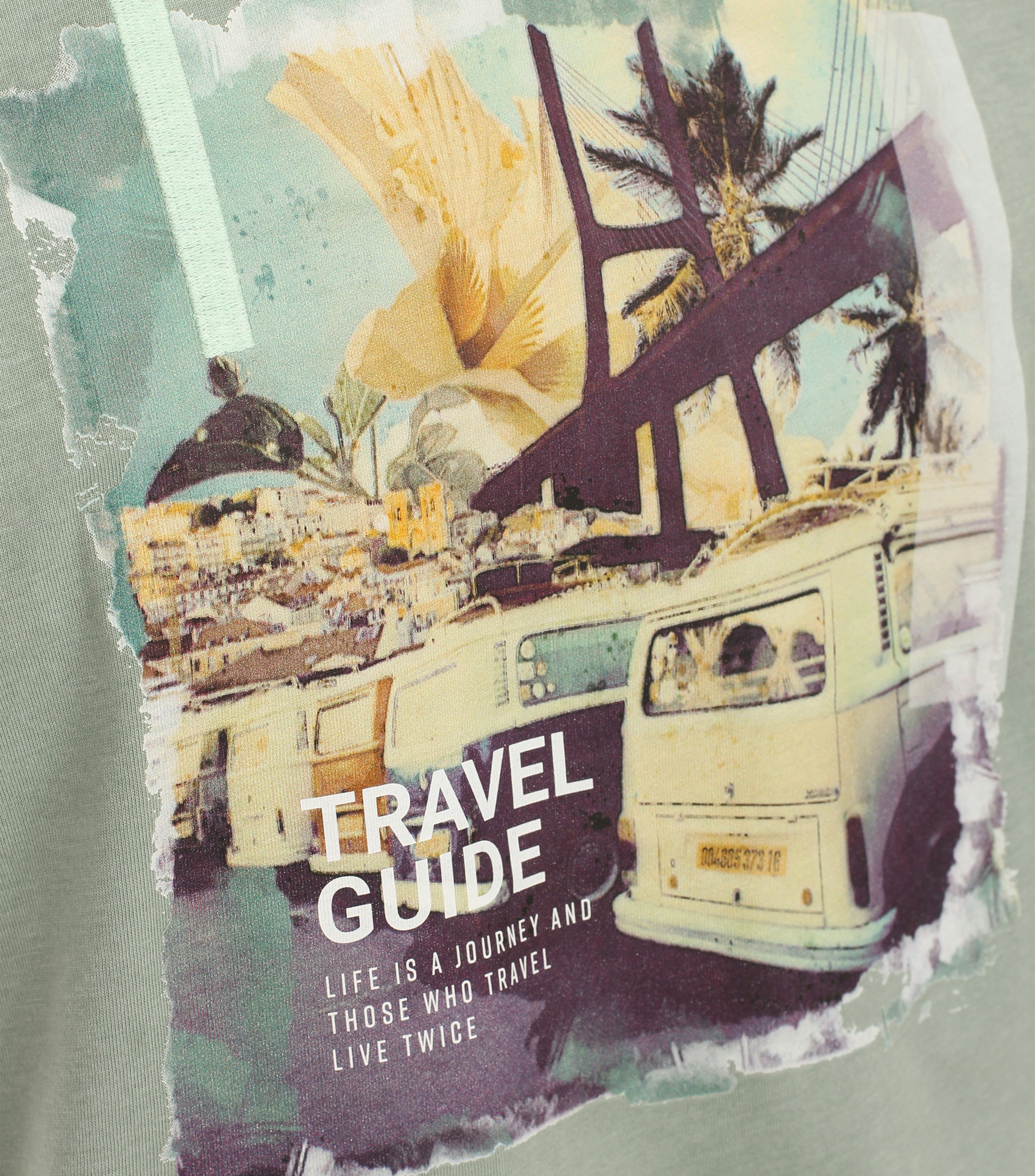 Ein T-Shirt im uni Muster in der Farbe Hellgrün