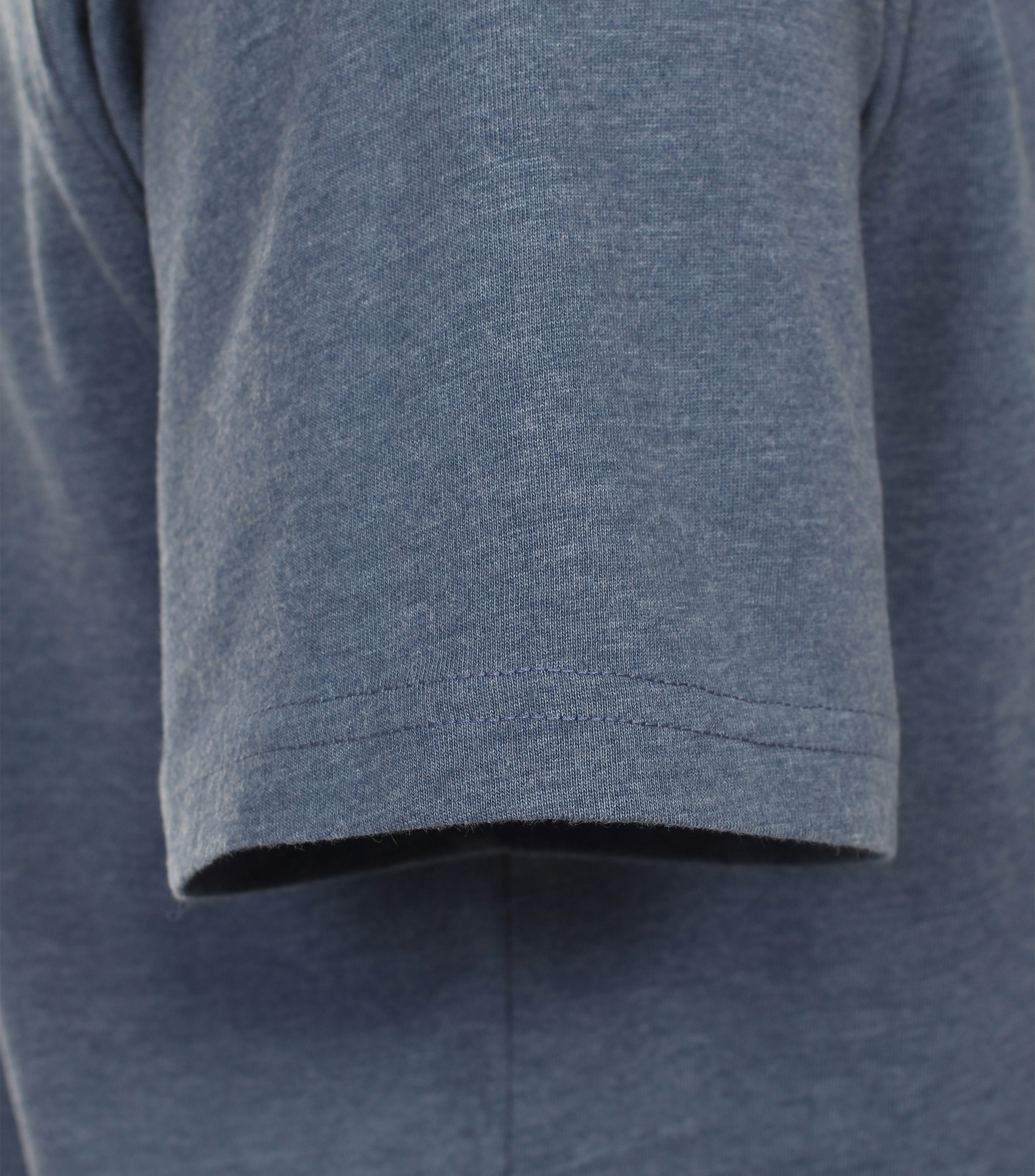 Ein T-Shirt im uni Muster in der Farbe dunkles Mittelblau