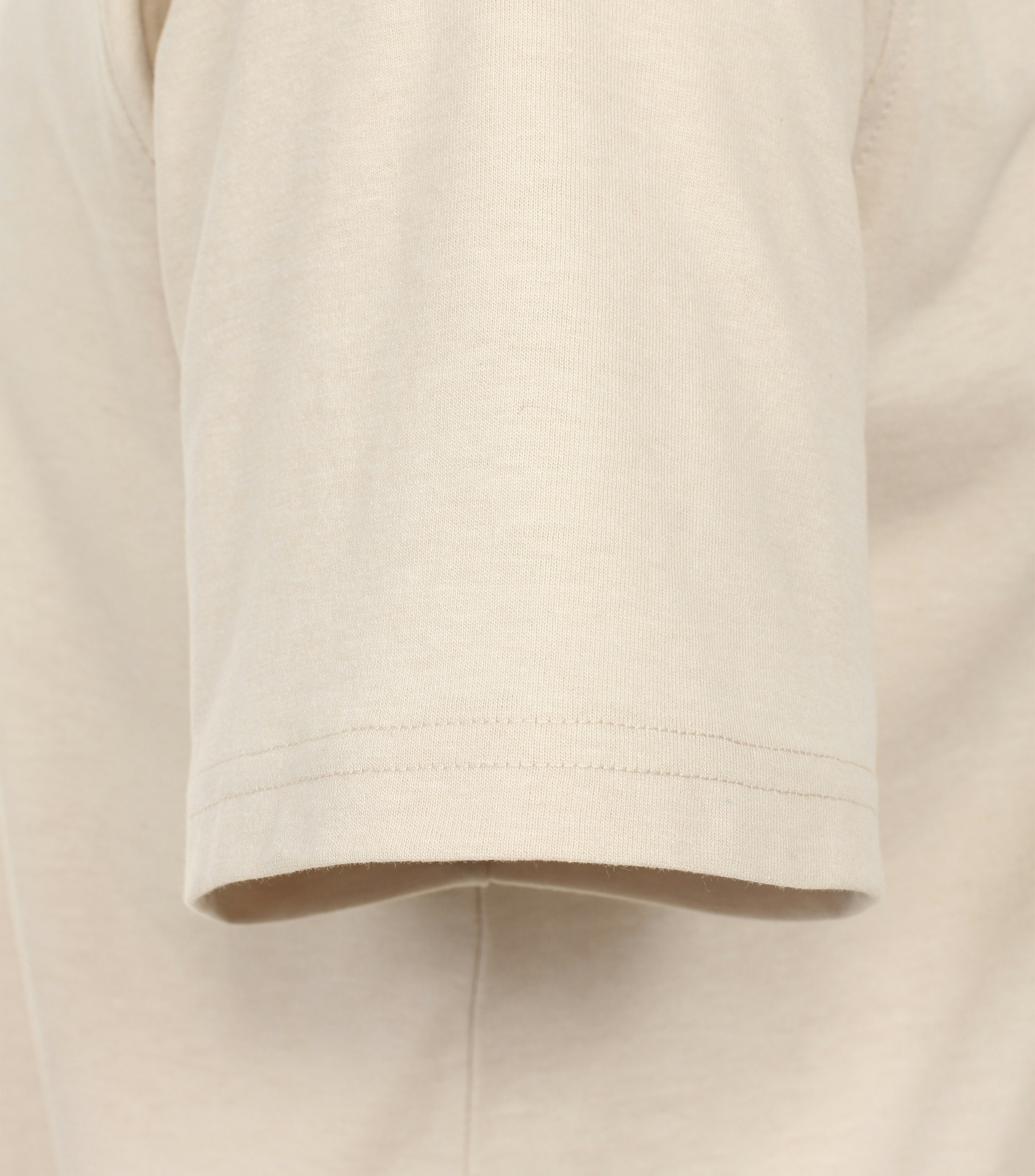 Ein T-Shirt im uni Muster in der Farbe Champagner