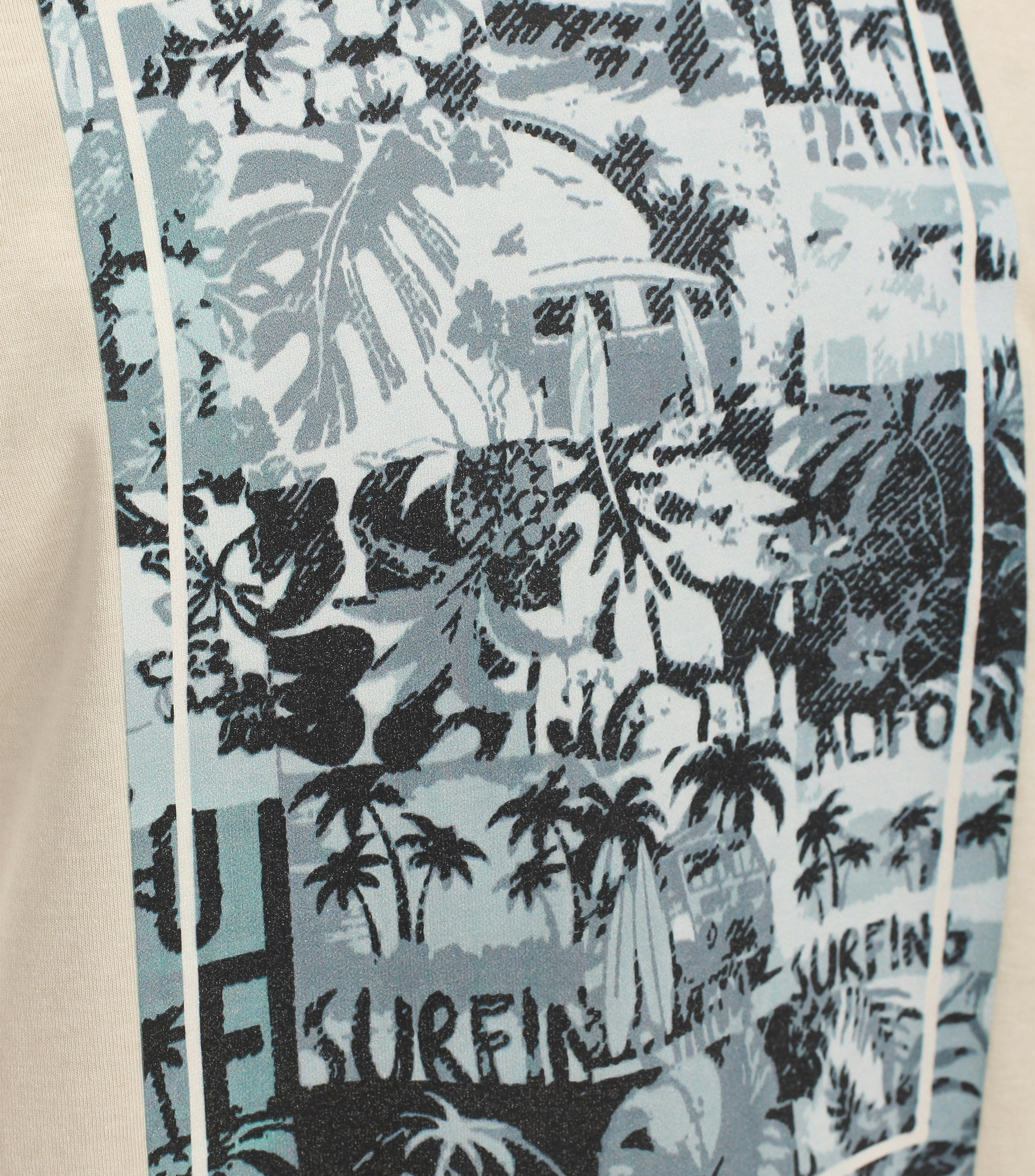 Ein T-Shirt im uni Muster in der Farbe Champagner