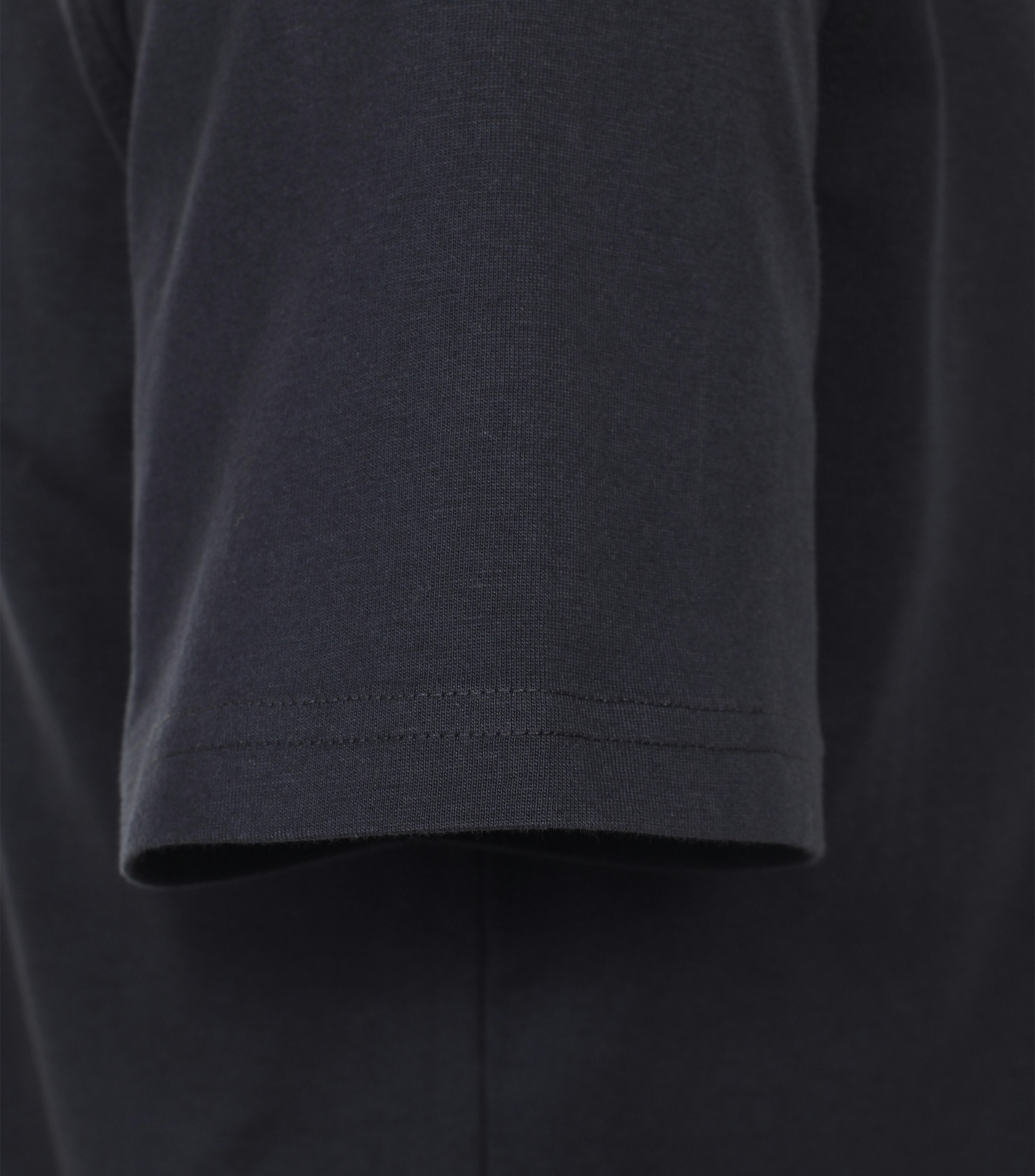 Ein T-Shirt im uni Muster in der Farbe Dunkelblau