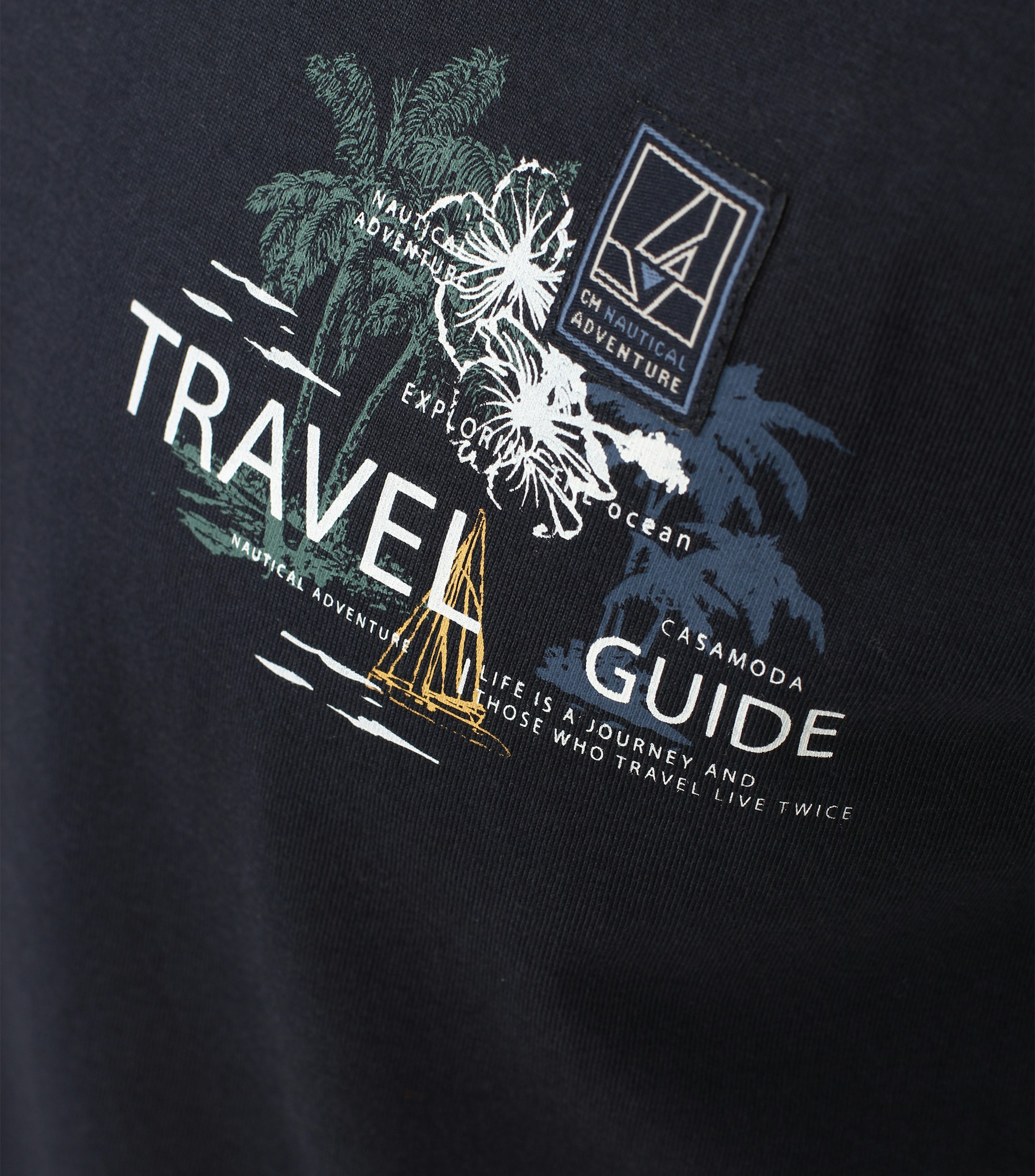 Ein T-Shirt im uni Muster in der Farbe Dunkelblau