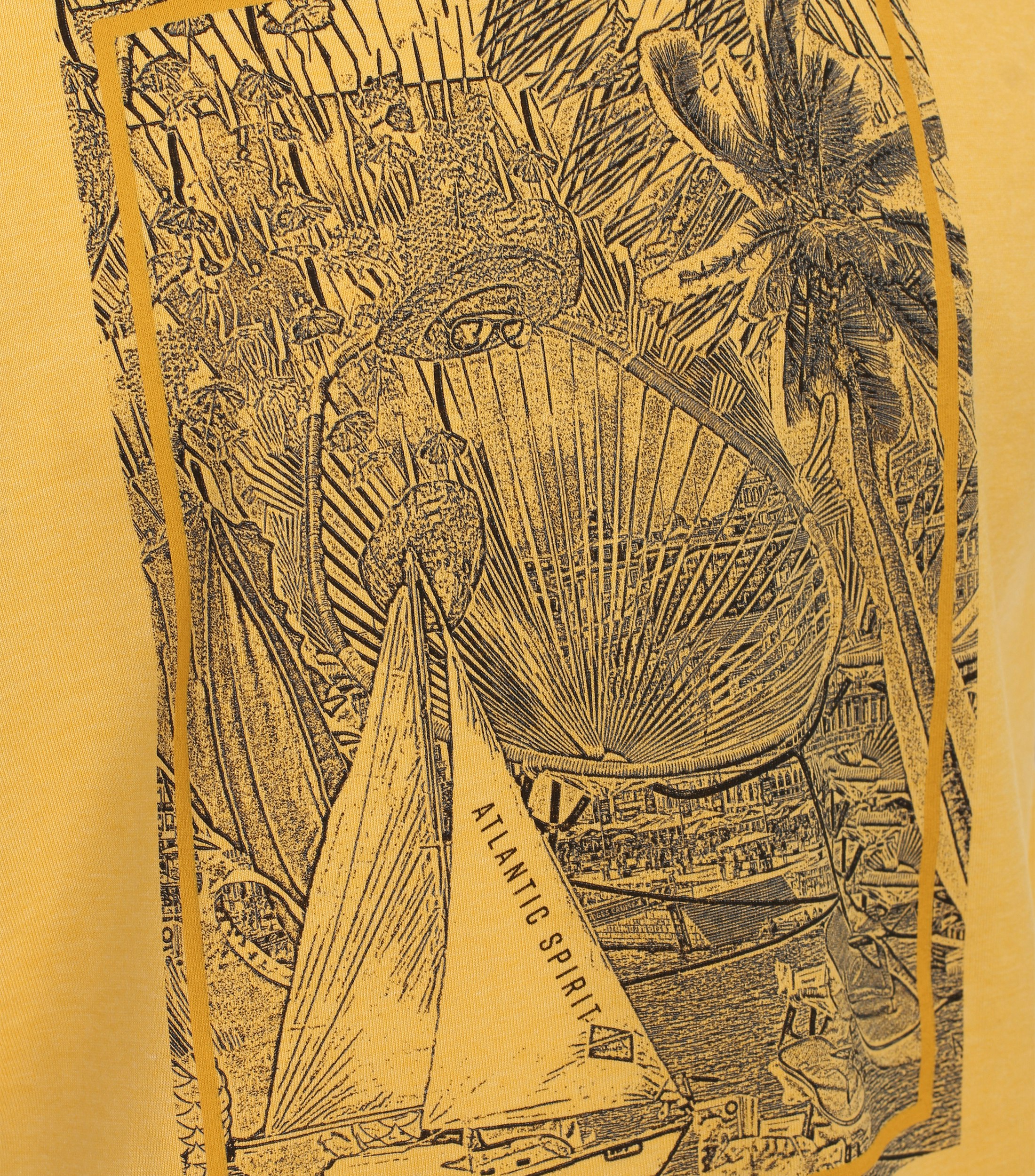 Ein T-Shirt im uni Muster in der Farbe Gelb