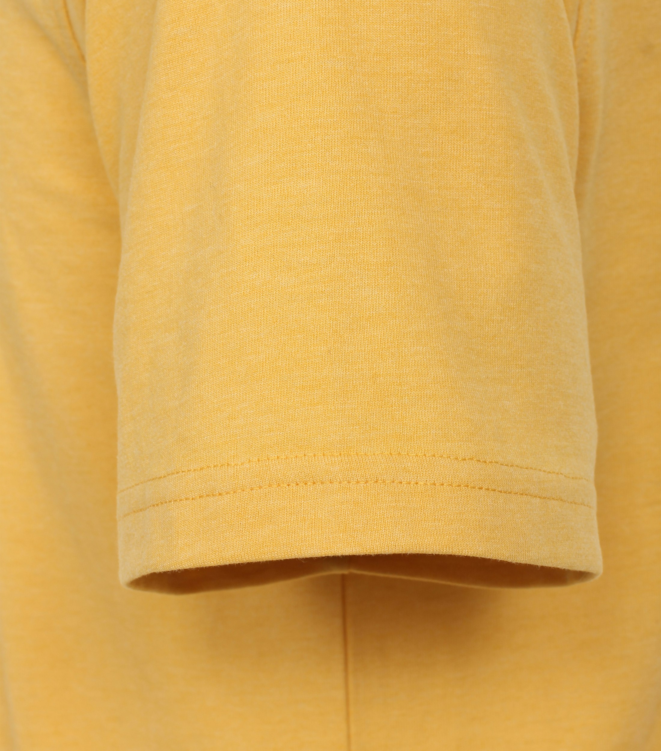 Ein T-Shirt im uni Muster in der Farbe Gelb