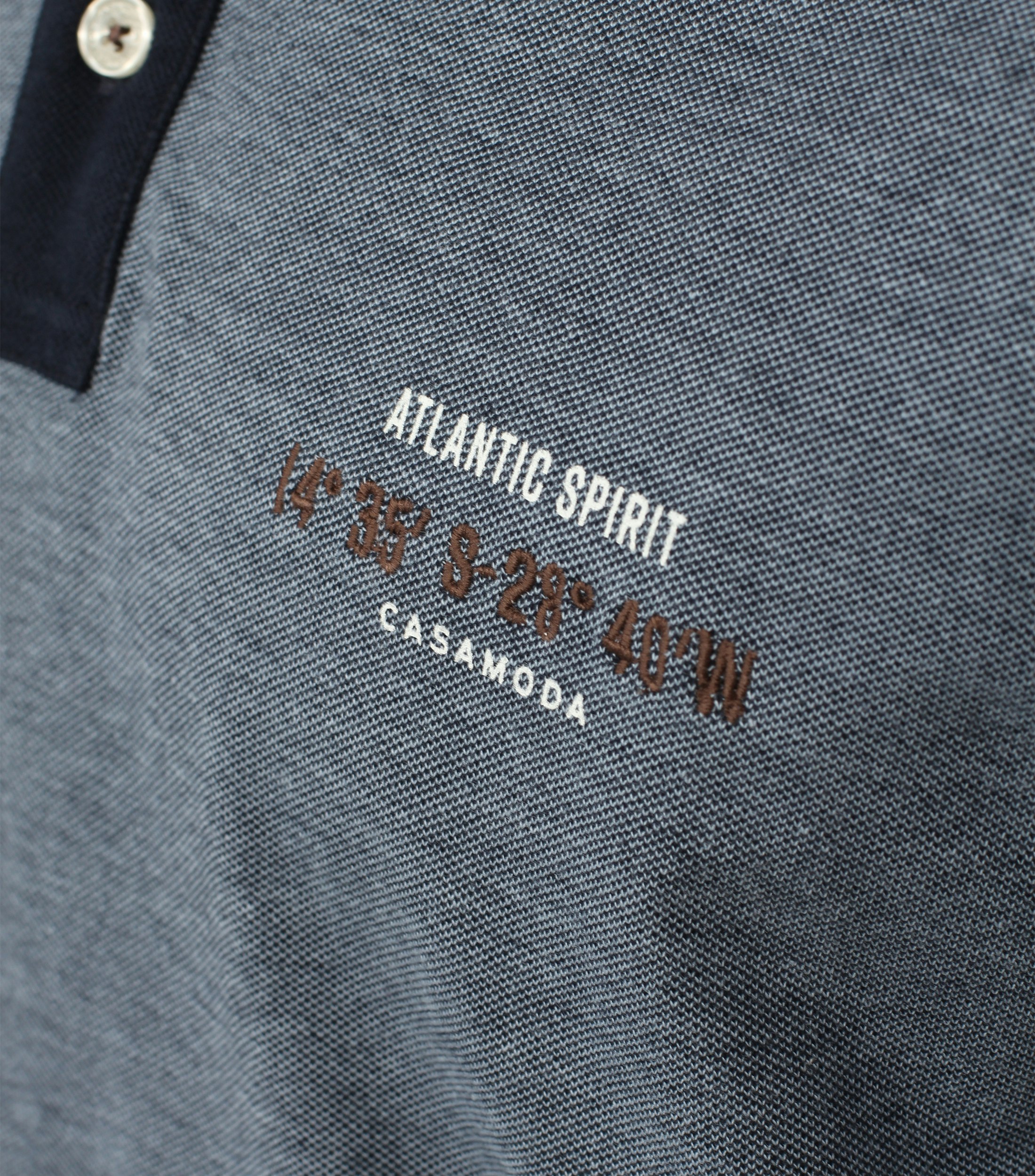 Ein Polo-Shirt im uni Muster in der Farbe graues Dunkelblau