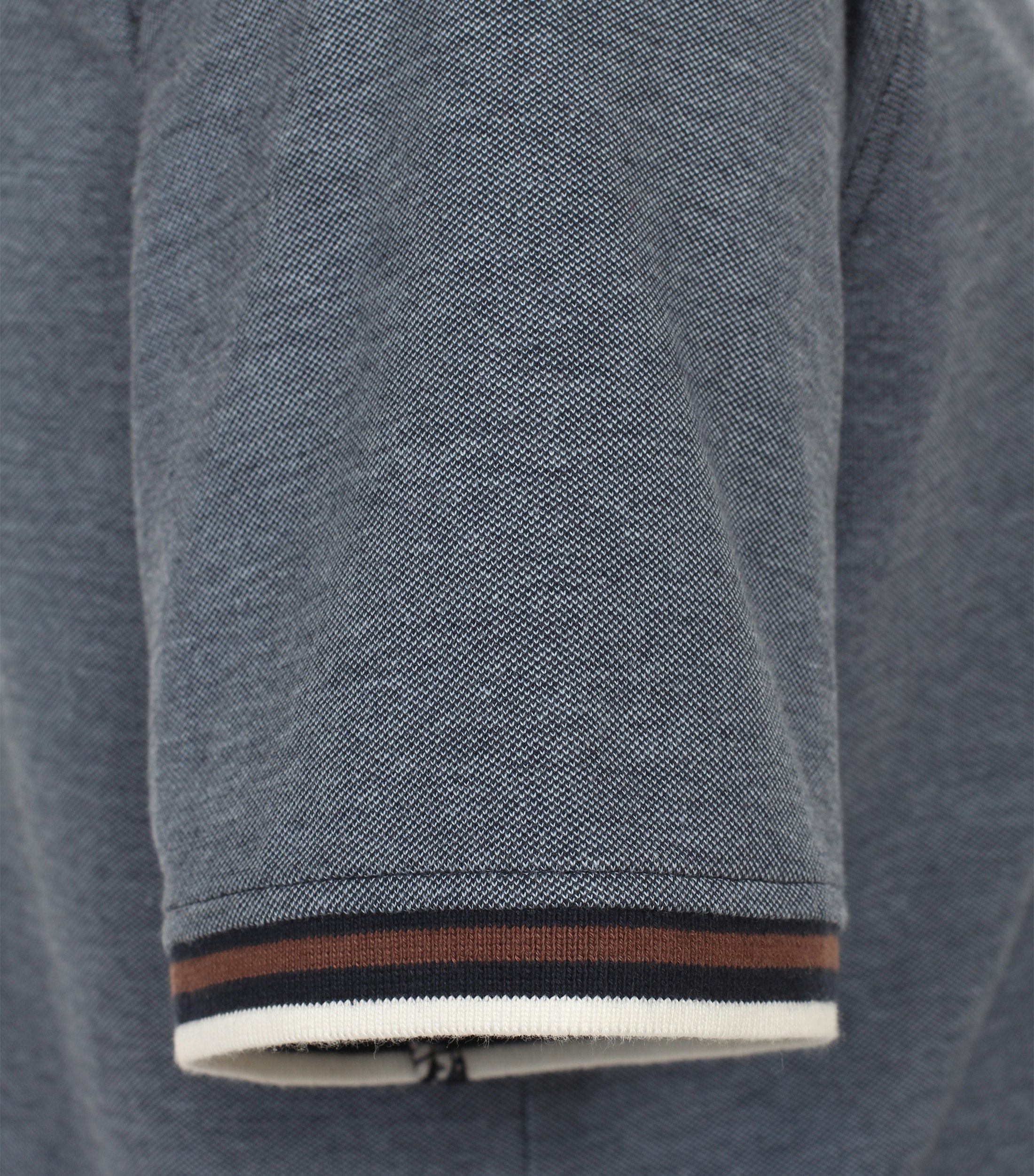 Ein Polo-Shirt im uni Muster in der Farbe graues Dunkelblau