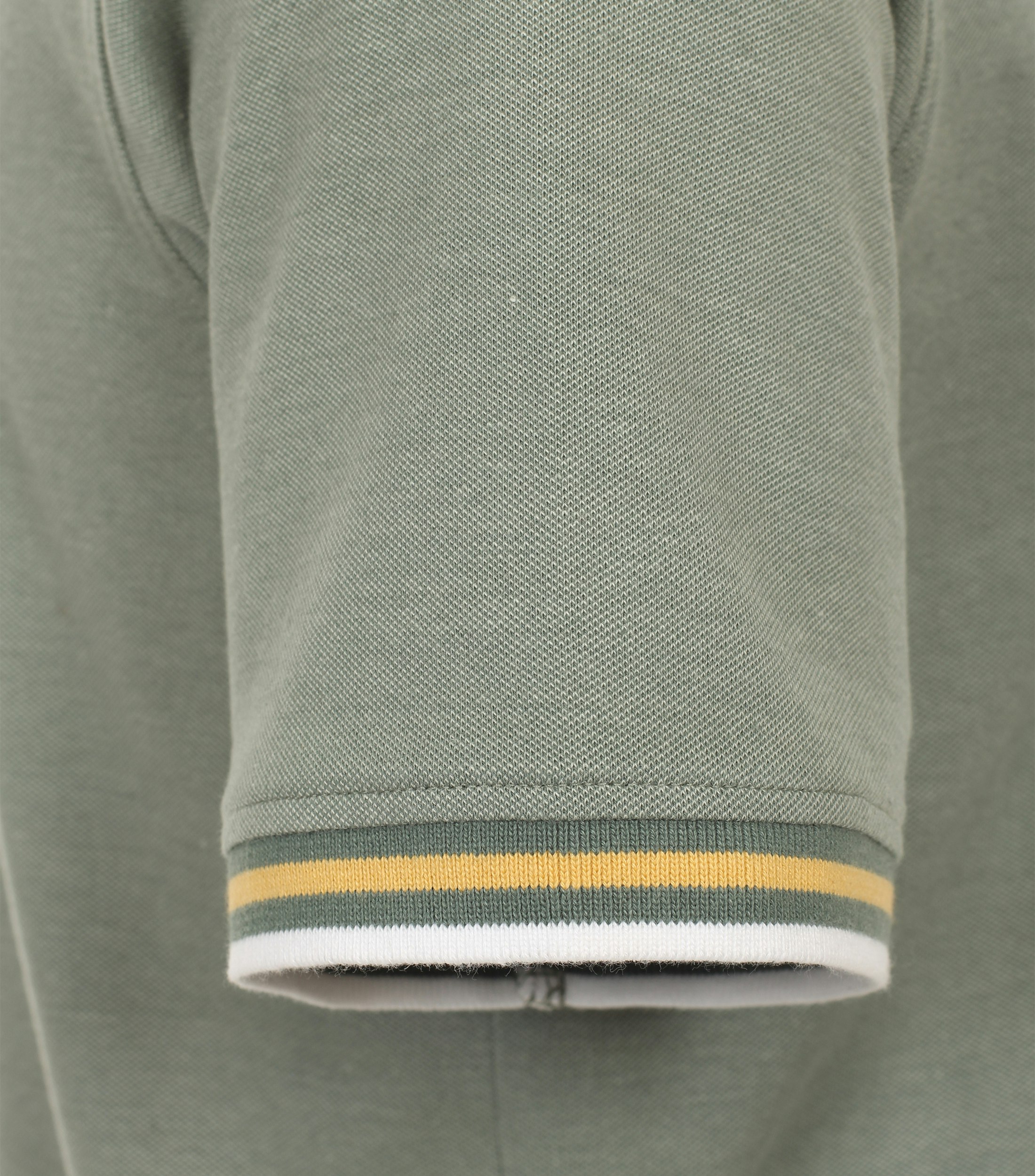 Ein Polo-Shirt im uni Muster in der Farbe Grün