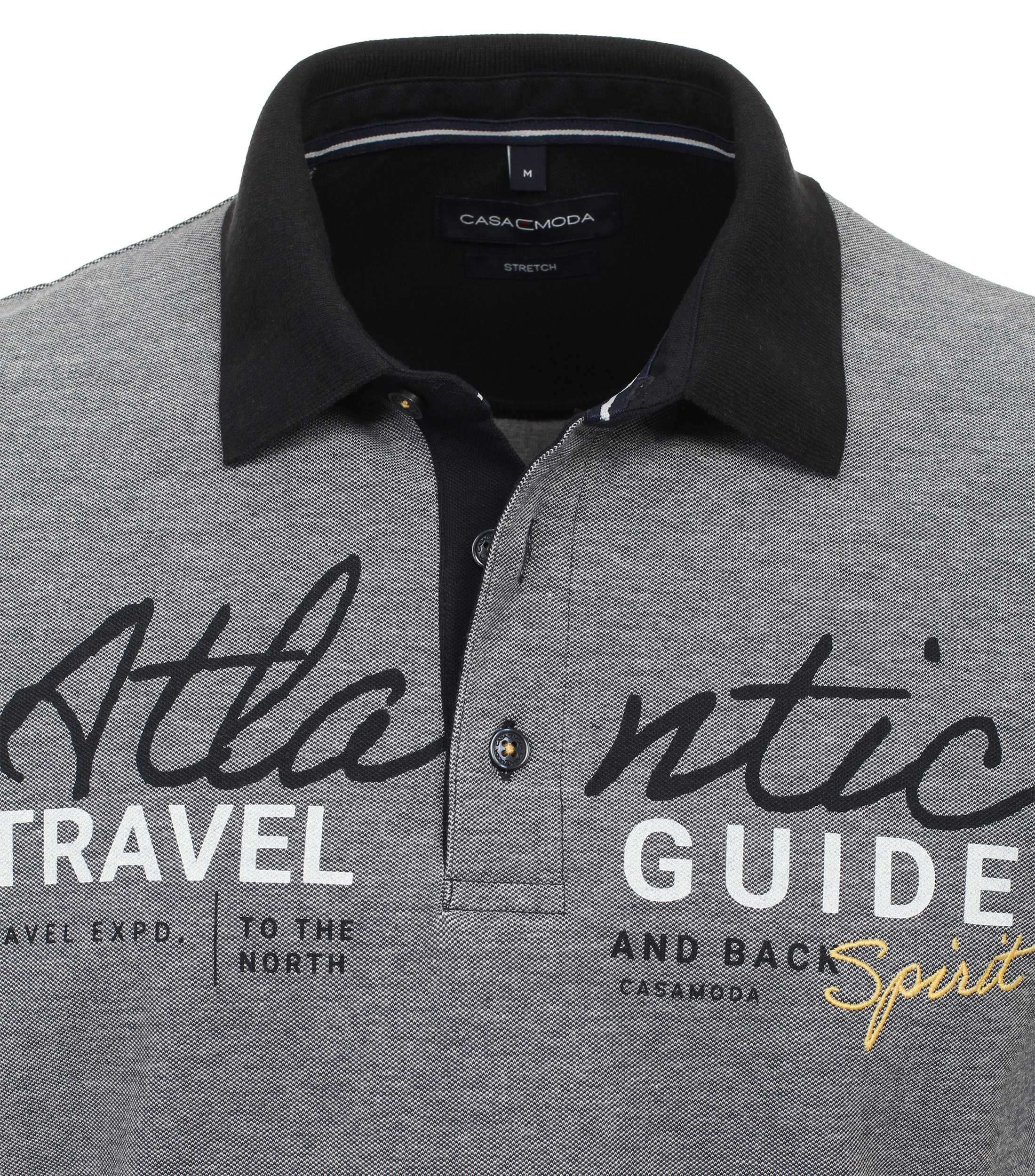 Ein Polo-Shirt im uni Muster in der Farbe graues Mittelblau