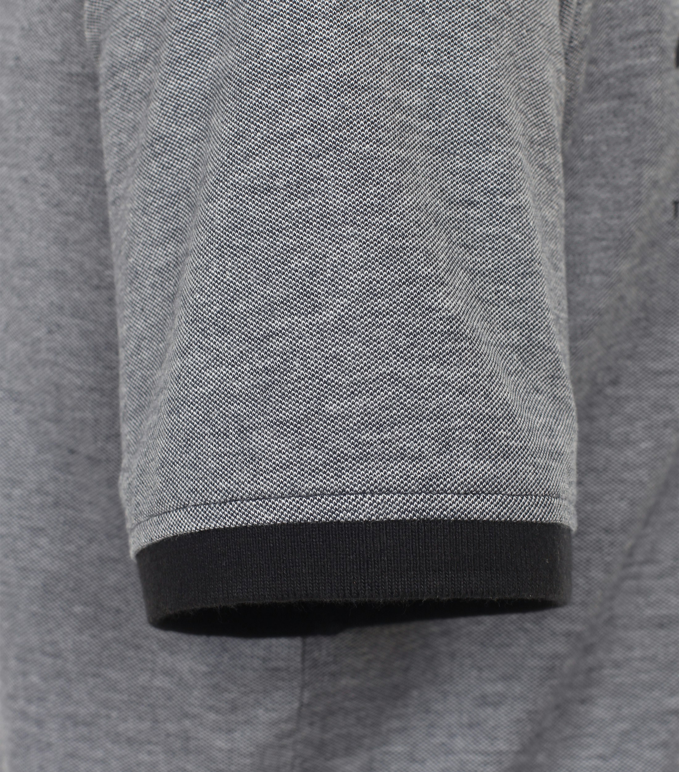 Ein Polo-Shirt im uni Muster in der Farbe graues Mittelblau