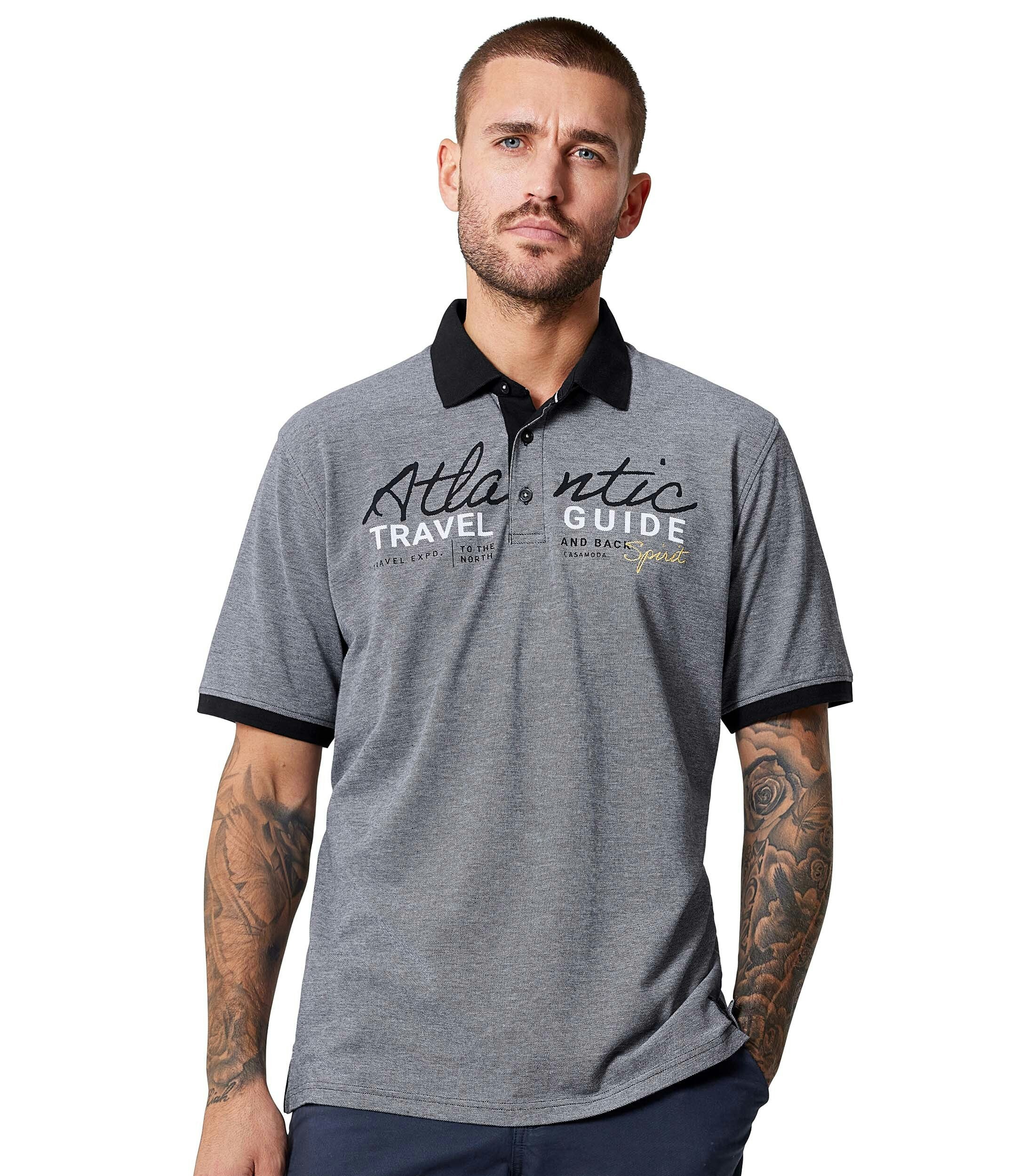 Ein Polo-Shirt im uni Muster in der Farbe graues Mittelblau