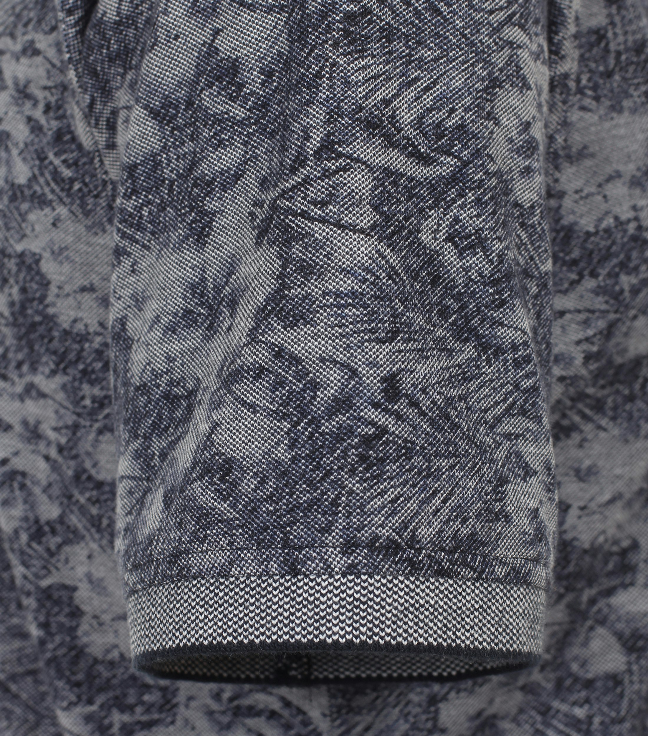 Ein Polo-Shirt im Print Muster in der Farbe Dunkelblau