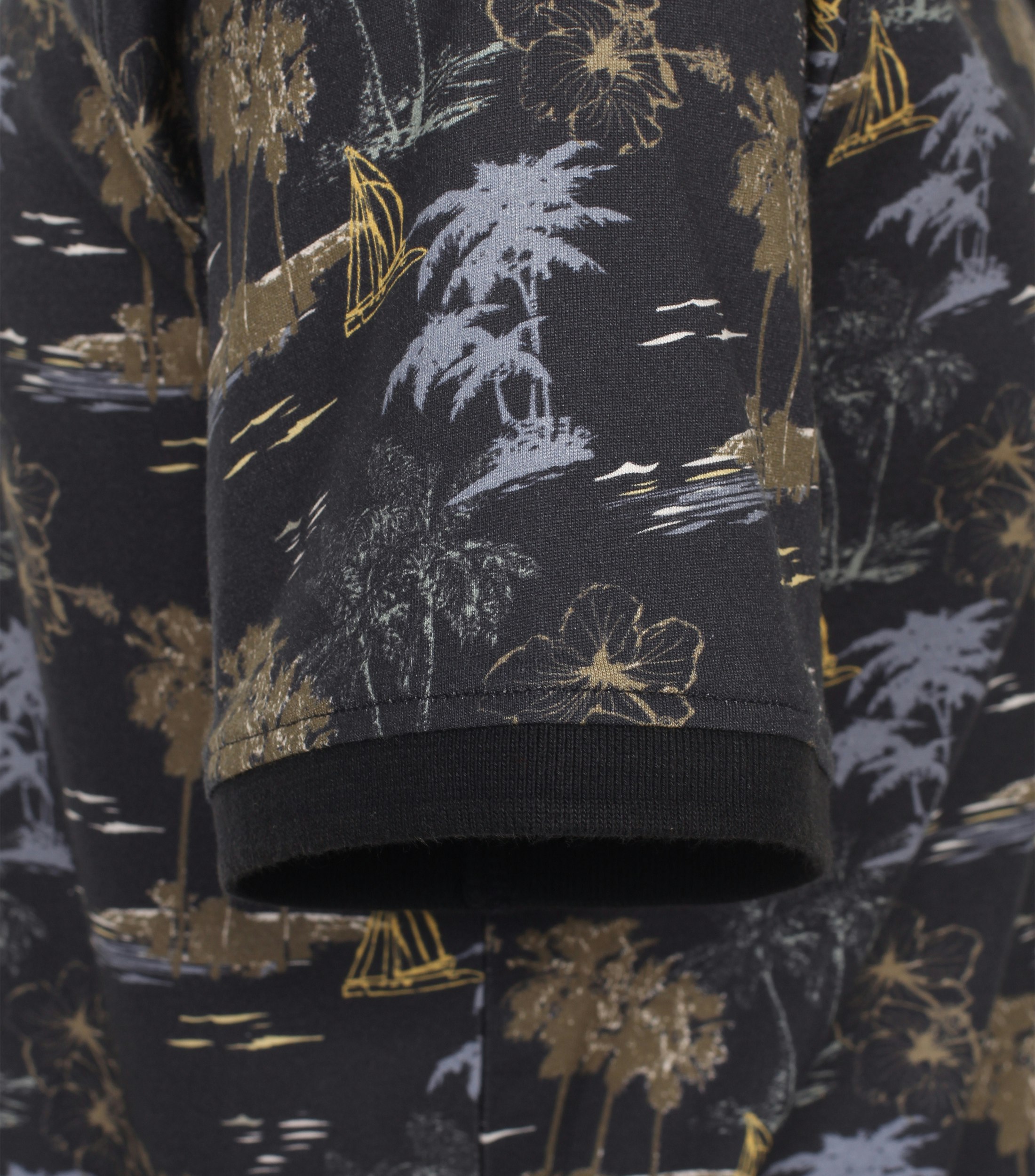 Ein Polo-Shirt im Print Muster in der Farbe Dunkelblau