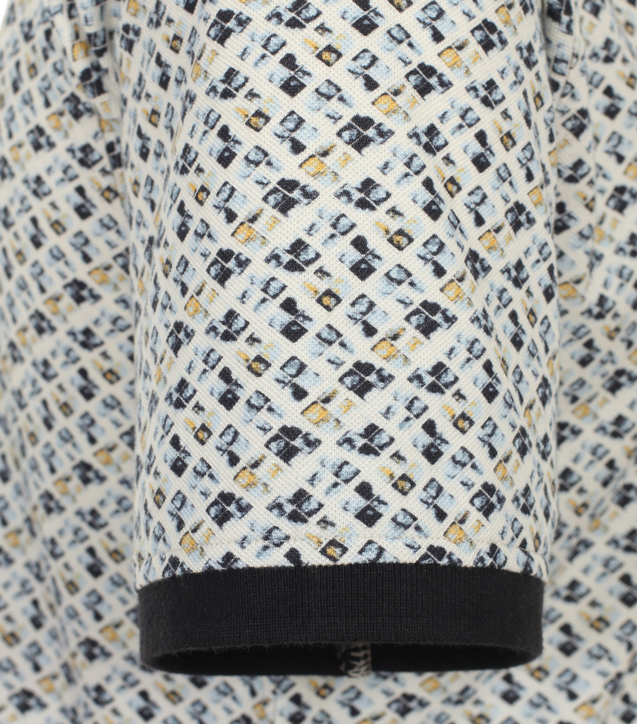 Ein Polo-Shirt im Print Muster in der Farbe Dunkelblau