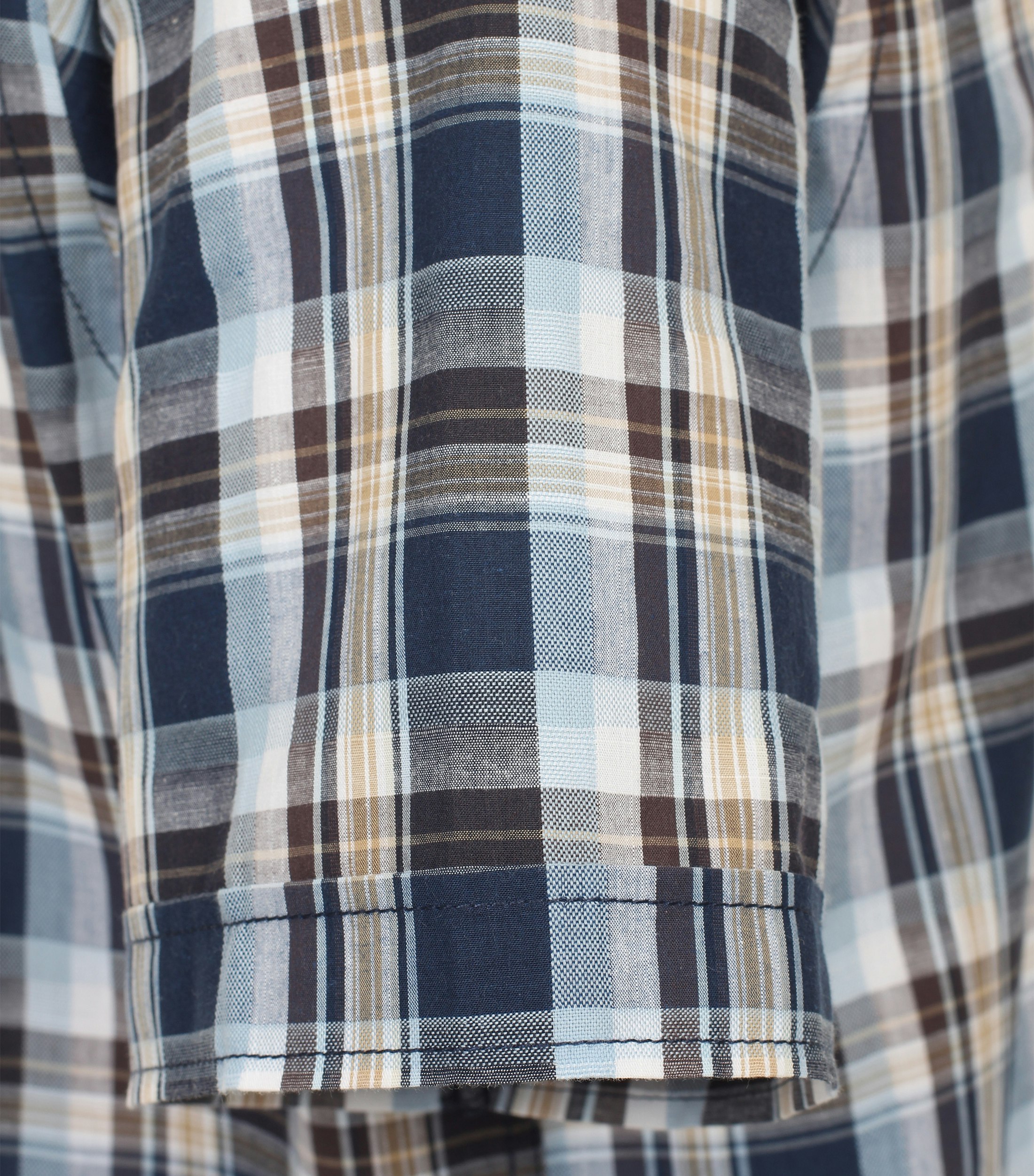 Ein Freizeithemd im kariert Muster in der Farbe Dunkelblau