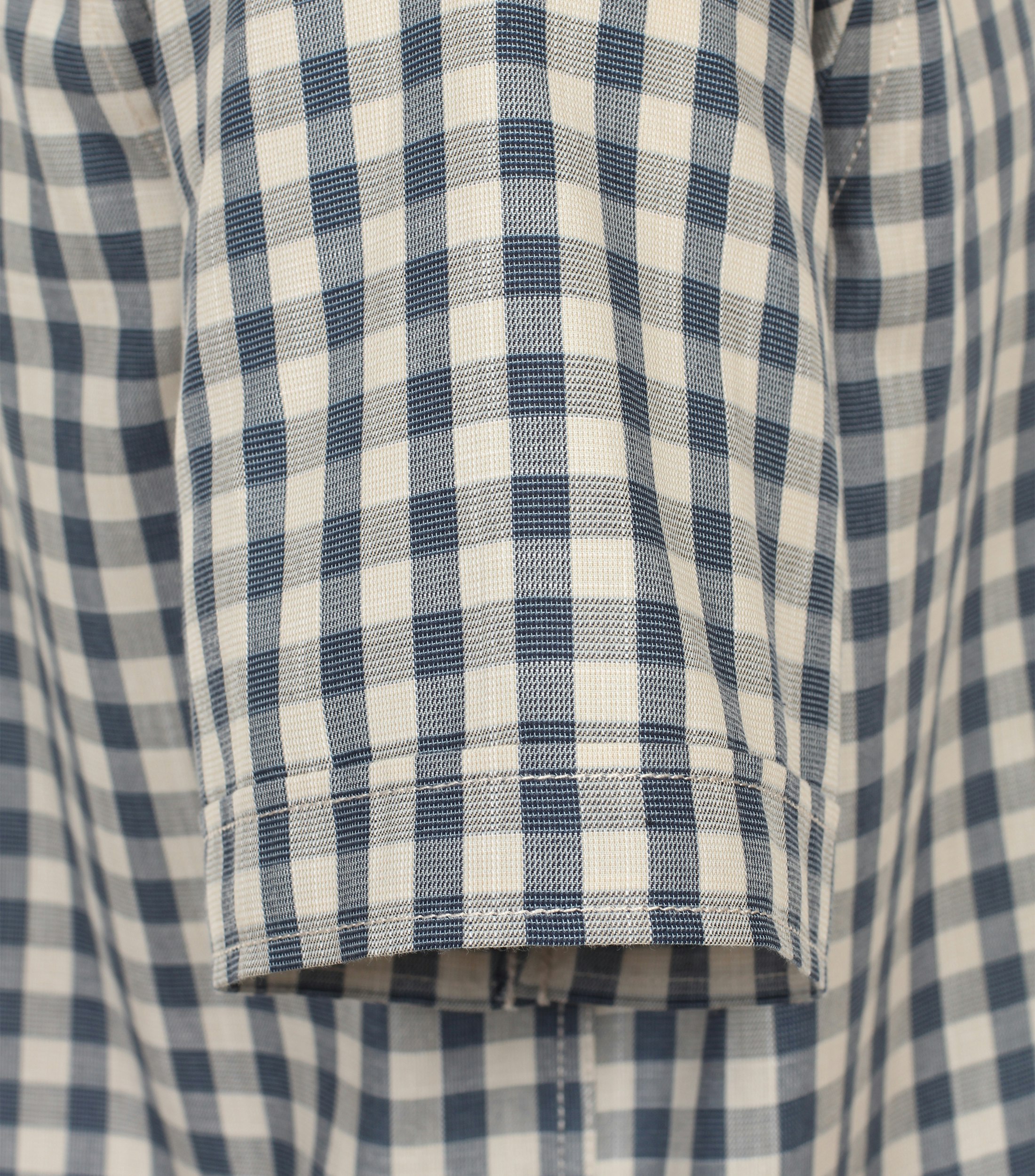 Ein Freizeithemd im kariert Muster in der Farbe Beige