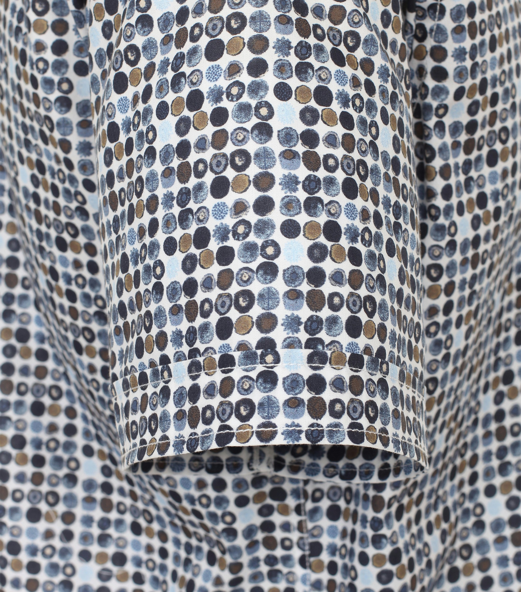 Ein Freizeithemd im Print Muster in der Farbe graues Dunkelblau