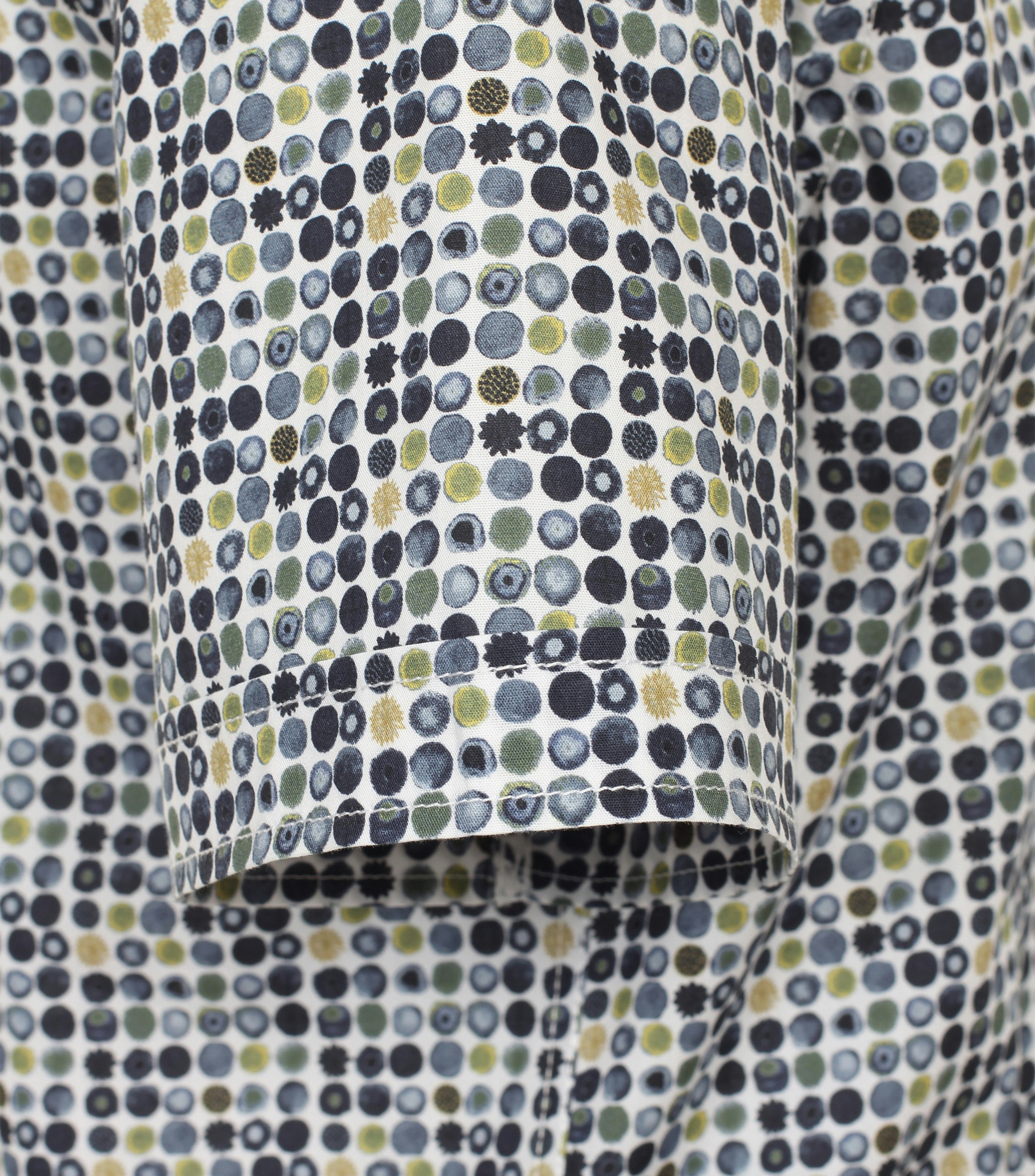 Ein Freizeithemd im Print Muster in der Farbe Dunkelblau