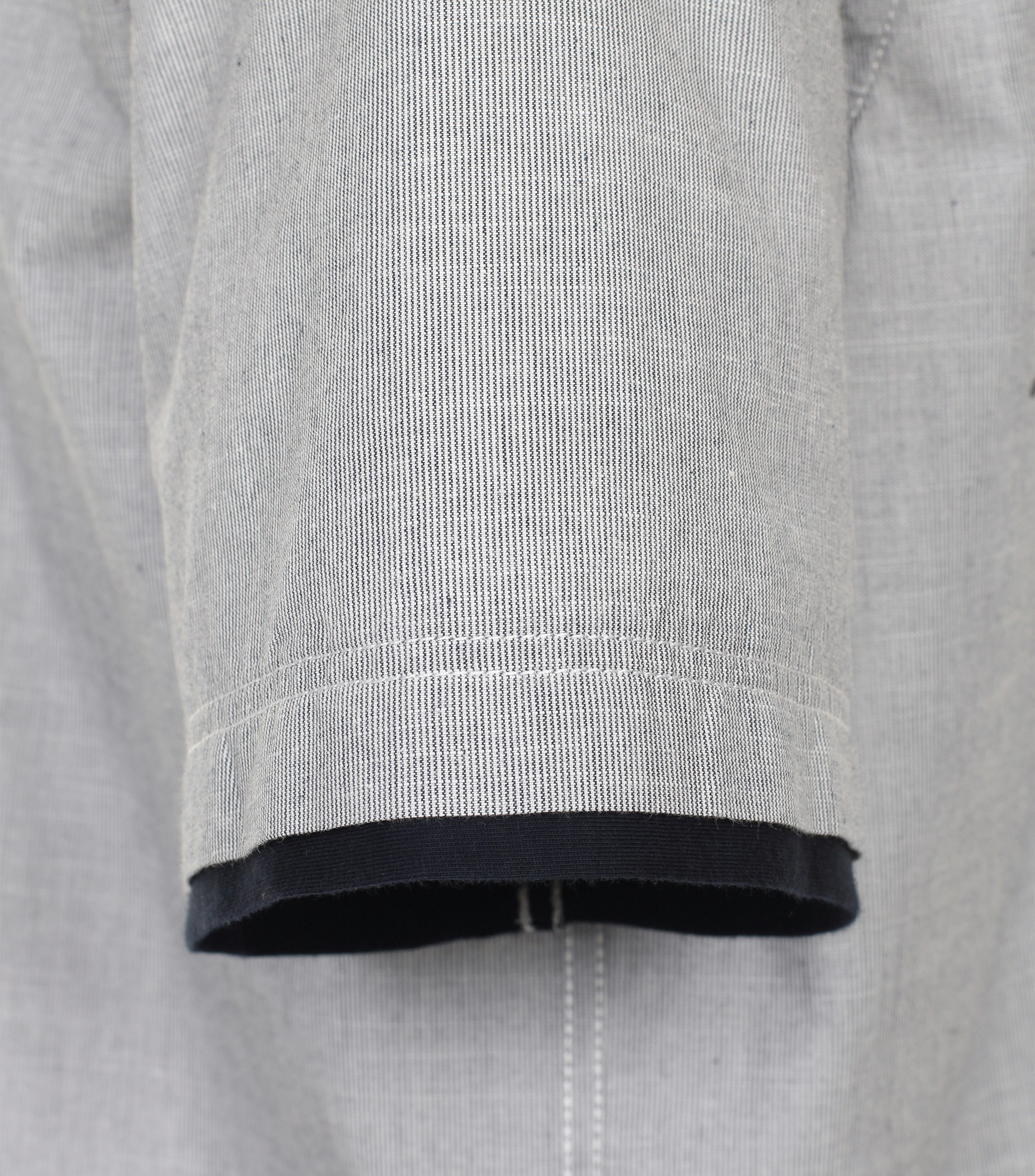 Ein Freizeithemd im gestreift Muster in der Farbe graues Mittelblau