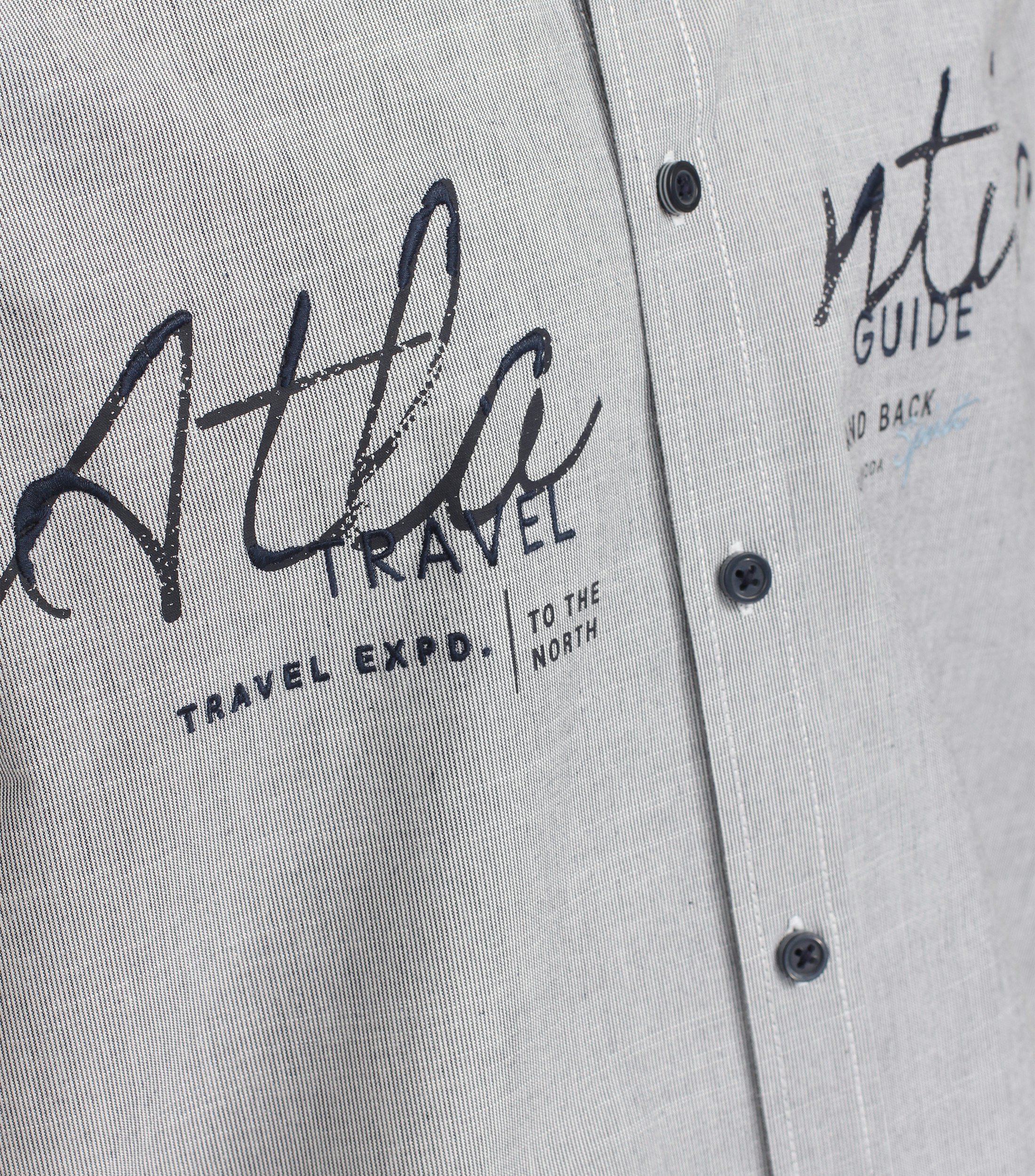 Ein Freizeithemd im gestreift Muster in der Farbe graues Mittelblau