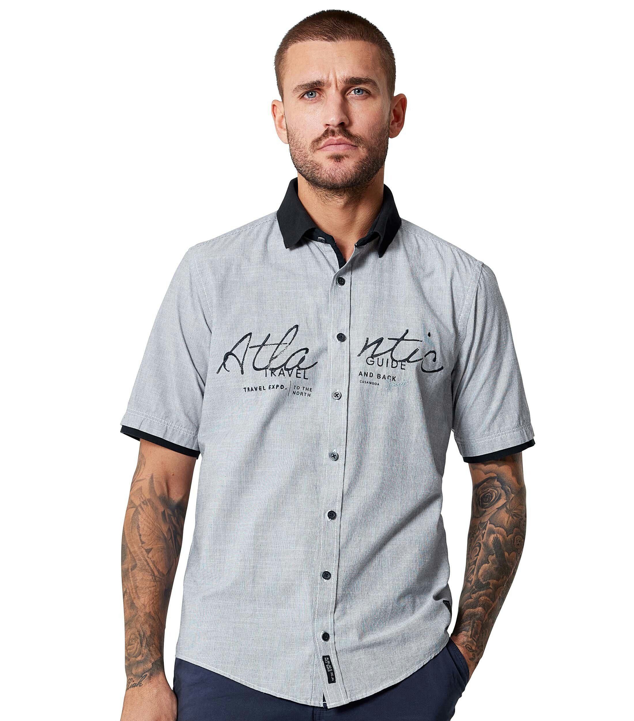 Ein Freizeithemd im gestreift Muster in der Farbe graues Mittelblau