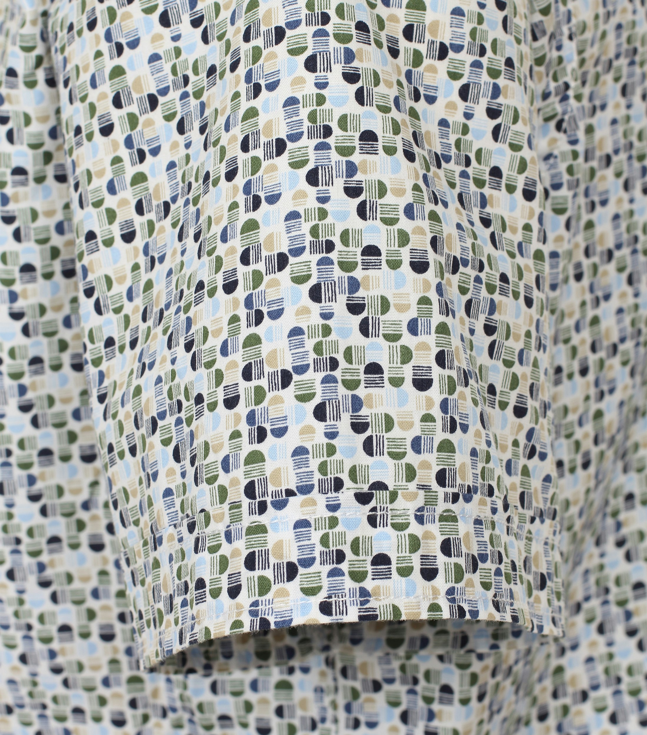 Ein Freizeithemd im Print Muster in der Farbe Dunkelblau