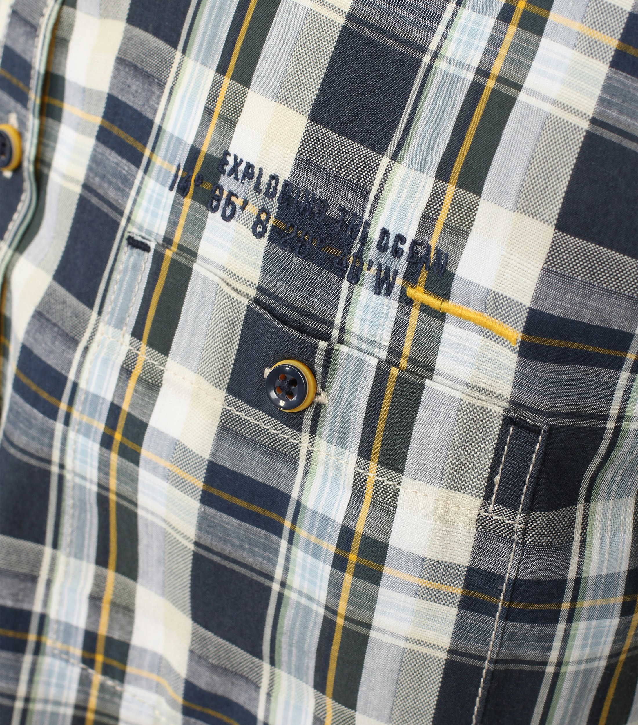 Ein Freizeithemd im kariert Muster in der Farbe Dunkelblau
