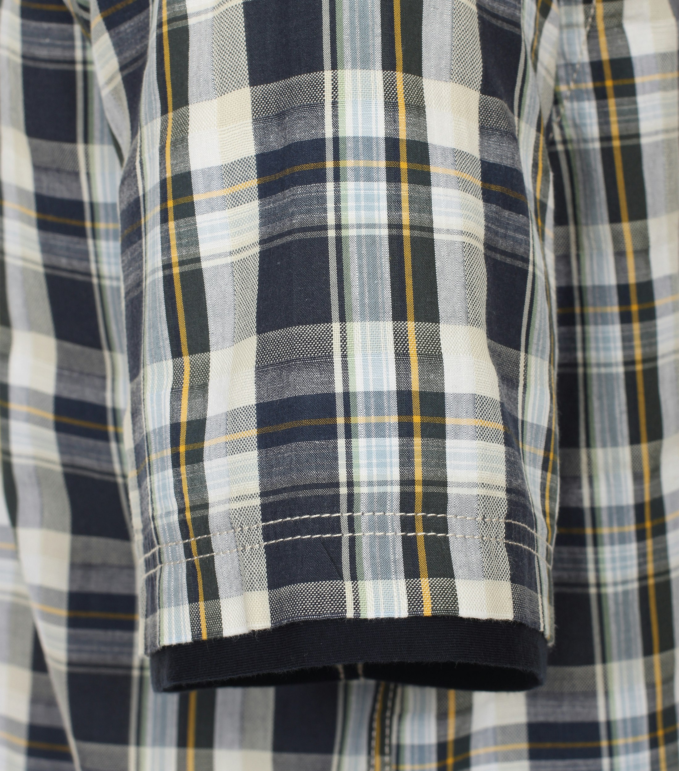 Ein Freizeithemd im kariert Muster in der Farbe Dunkelblau