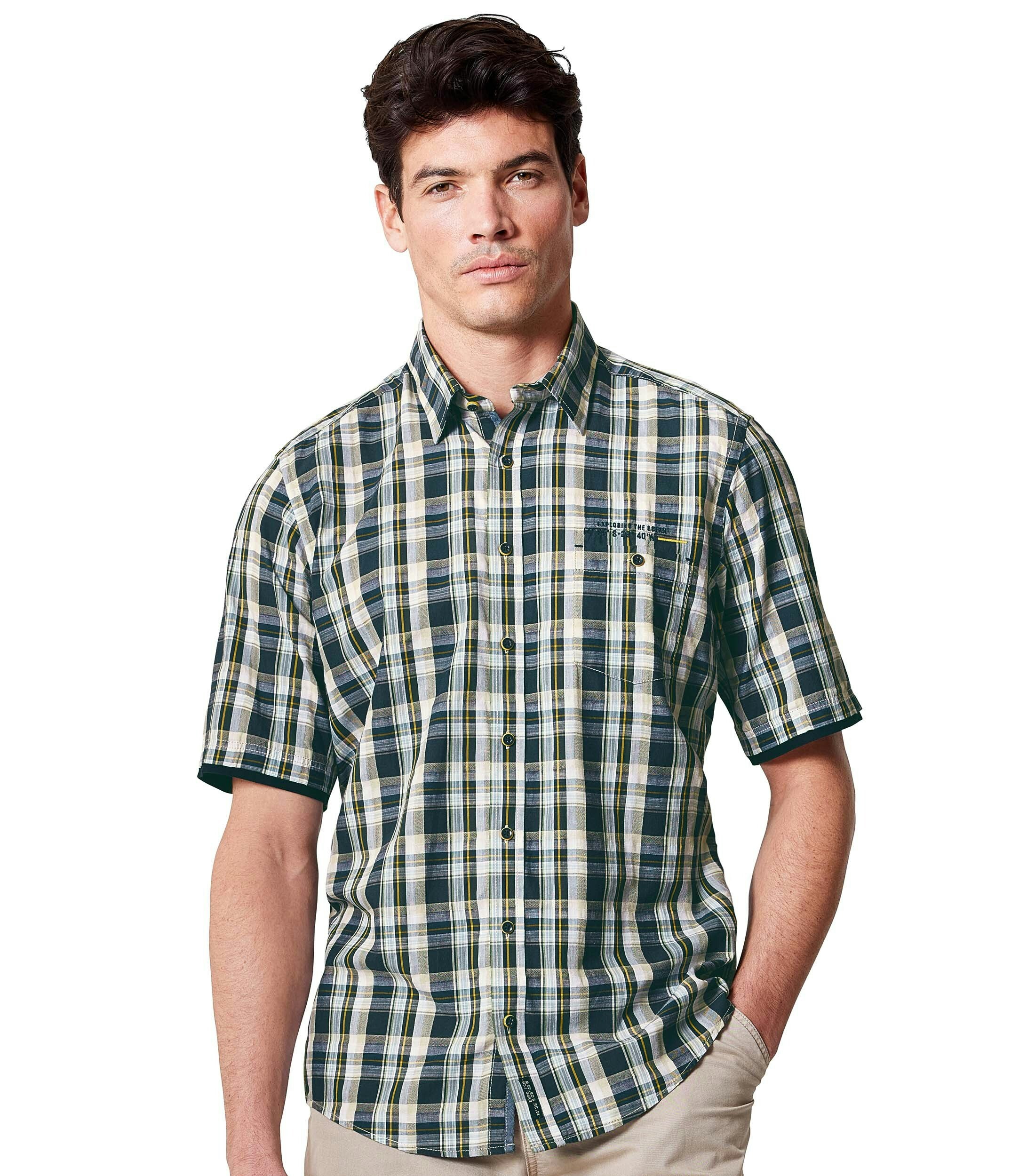 Ein Freizeithemd im kariert Muster in der Farbe Dunkelblau